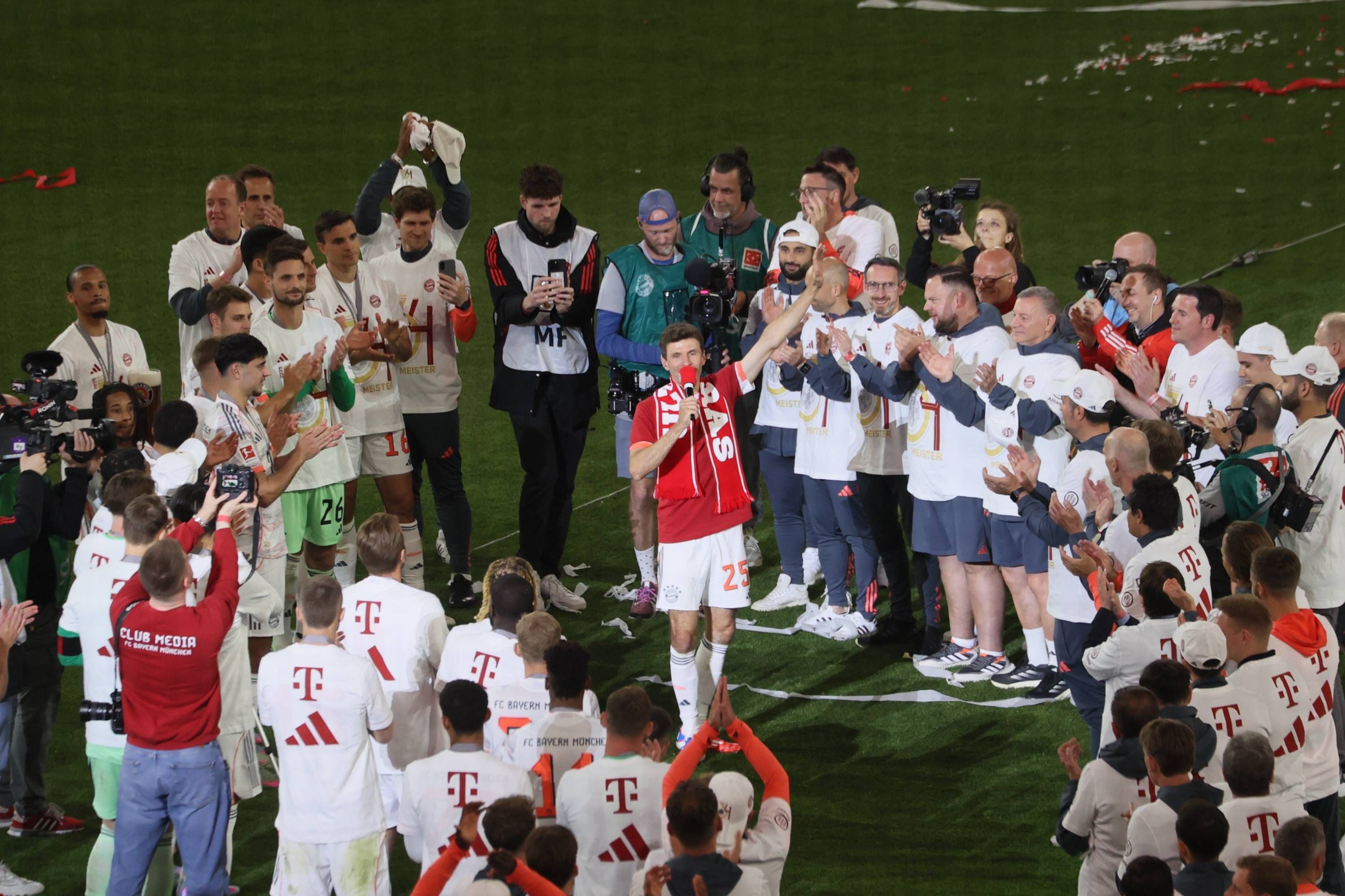 Thomas Müller sprach zu den Fans.