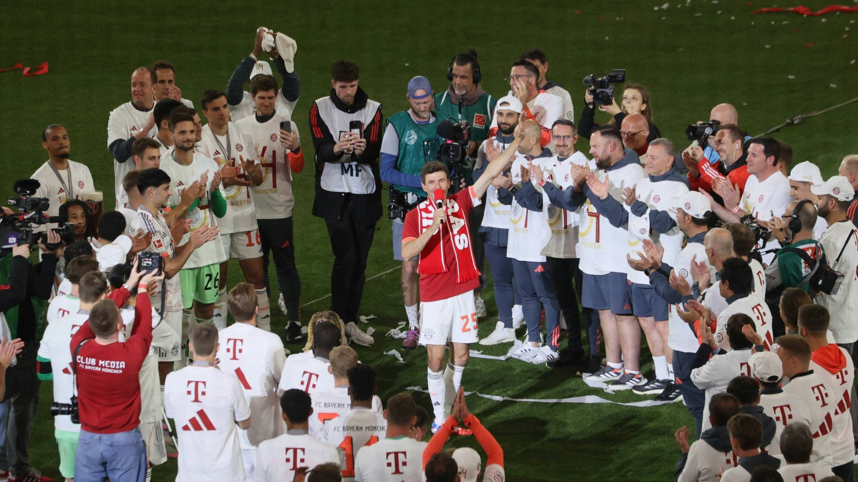 Bayerns 25 Thomas MUELLER MÜLLER sagt Servus. Deutscher Meister. 1.Fußball Bundesliga, FC Bayern München, 33.Spieltag, Saison 2024-2025, 10.05.2025, in Muenchen, A L L I A N Z A R E N A, Deutschland. Quelle / Copyright / Credit : Oryk HAIST *** Bayerns 25 Thomas MUELLER MÜLLER says goodbye German champion 1 Football Bundesliga, FC Bayern Munich, 33 matchday, 2024 2025 season, 10 05 2025, in Munich, A L L I A N Z A R E N A, Germany Source Copyright Credit Oryk HAIST xFUSSBALL-BAYERNx