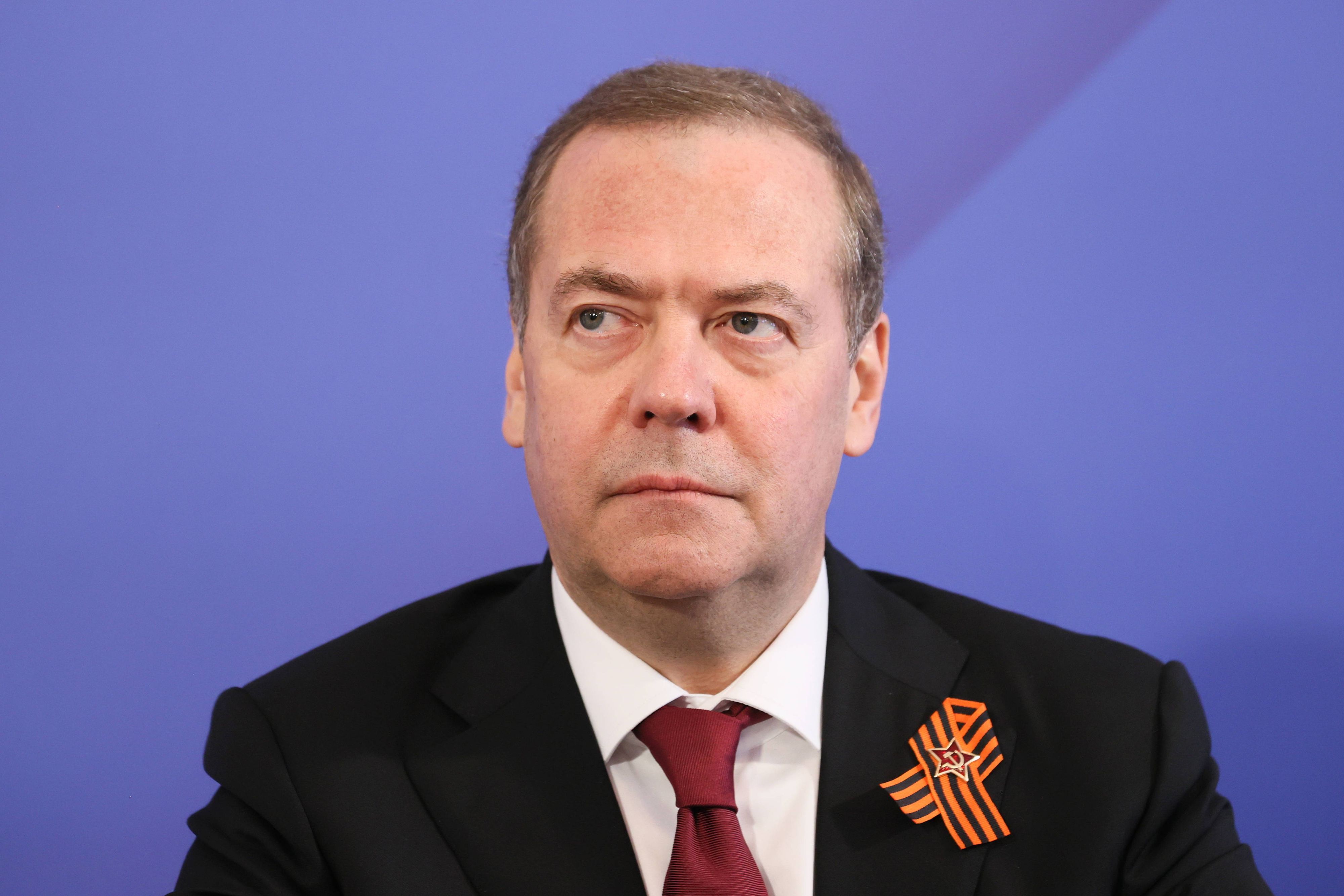 Der russische Sicherheitsrat-Vize Dmitri Medwedew kritisierte das westliche Drängen auf Frieden mit vulgärer Sprache und sprach von Drohungen statt Diplomatie.