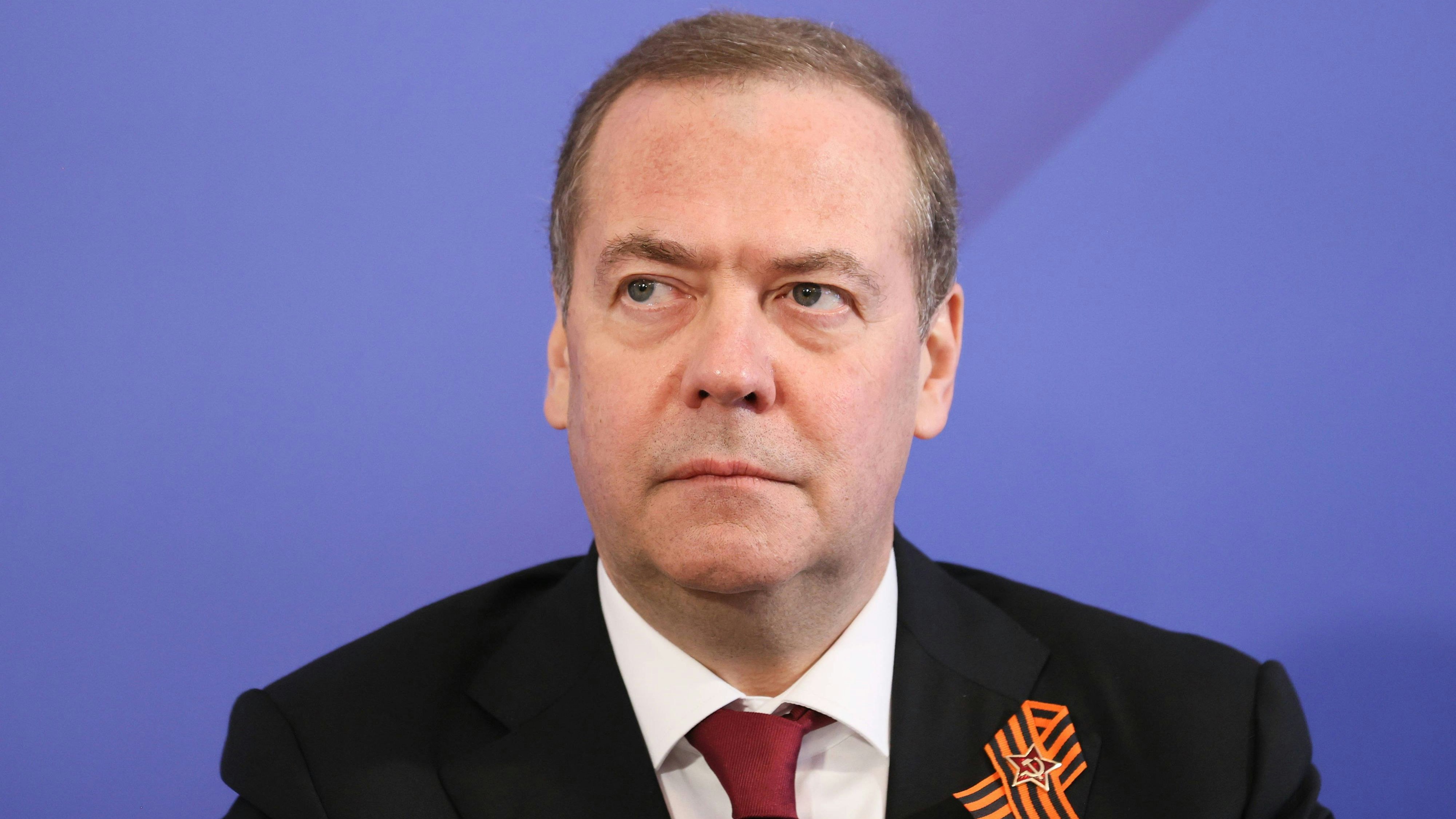 Der russische Sicherheitsrat-Vize Dmitri Medwedew kritisierte das westliche Drängen auf Frieden mit vulgärer Sprache und sprach von Drohungen statt Diplomatie.