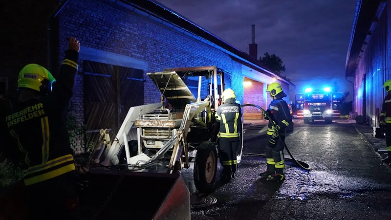 Am Freitag gegen 20:30 Uhr wurden mehrere Feuerwehren zu einem Brand in der Anton-Bruckner-Straße in Ansfelden alarmiert. Aus bislang unbekannter Ursache geriet ein in einem landwirtschaftlichen Stall abgestellter Traktor in Brand.