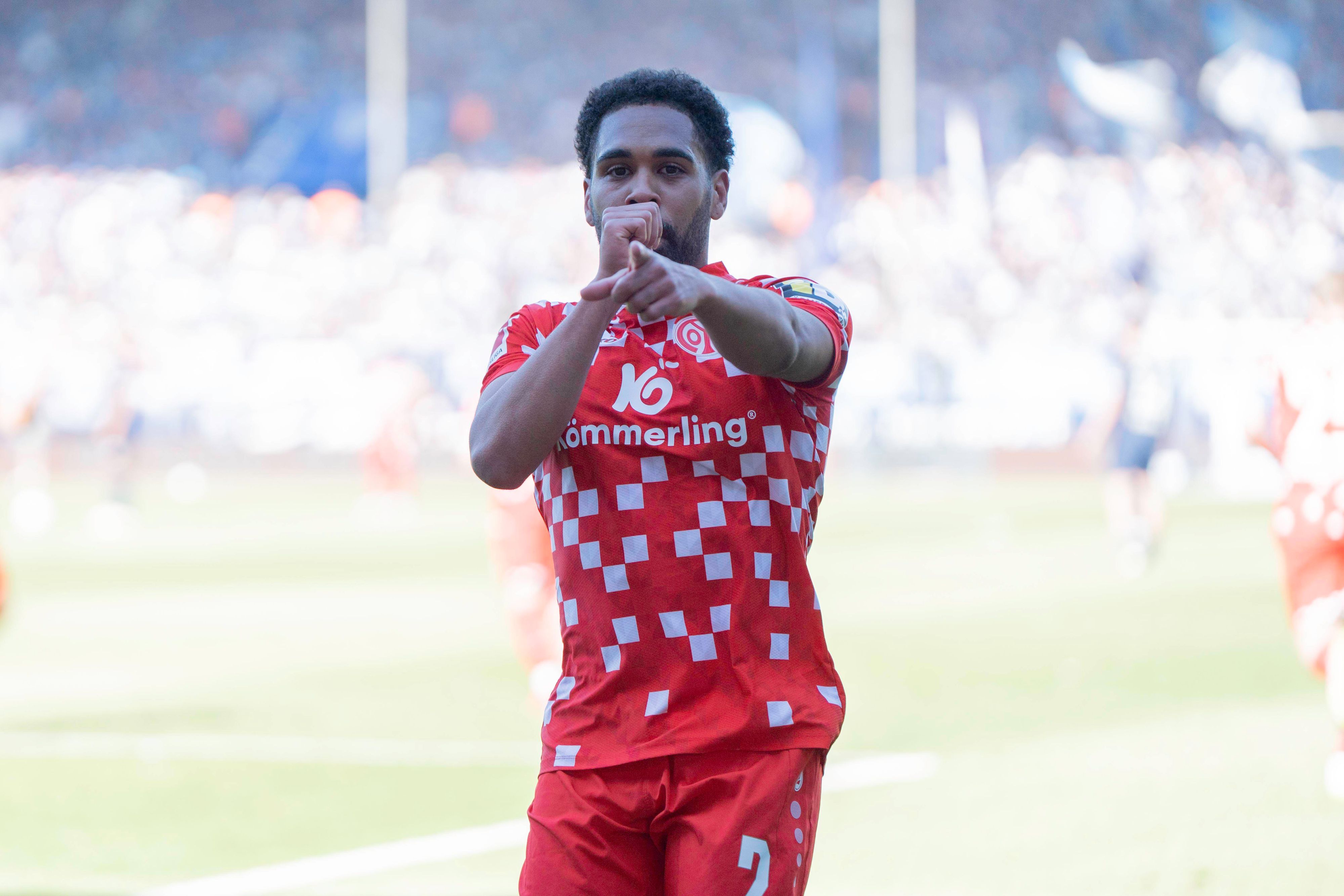 Philipp Mwene jubelt über sein Tor und kommenden Nachwuchs.