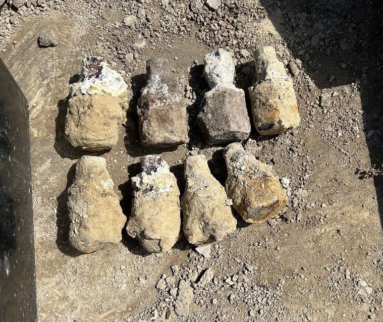 Überreste von neun abgebrannten Stabbrandbomben konnten sichergestellt werden