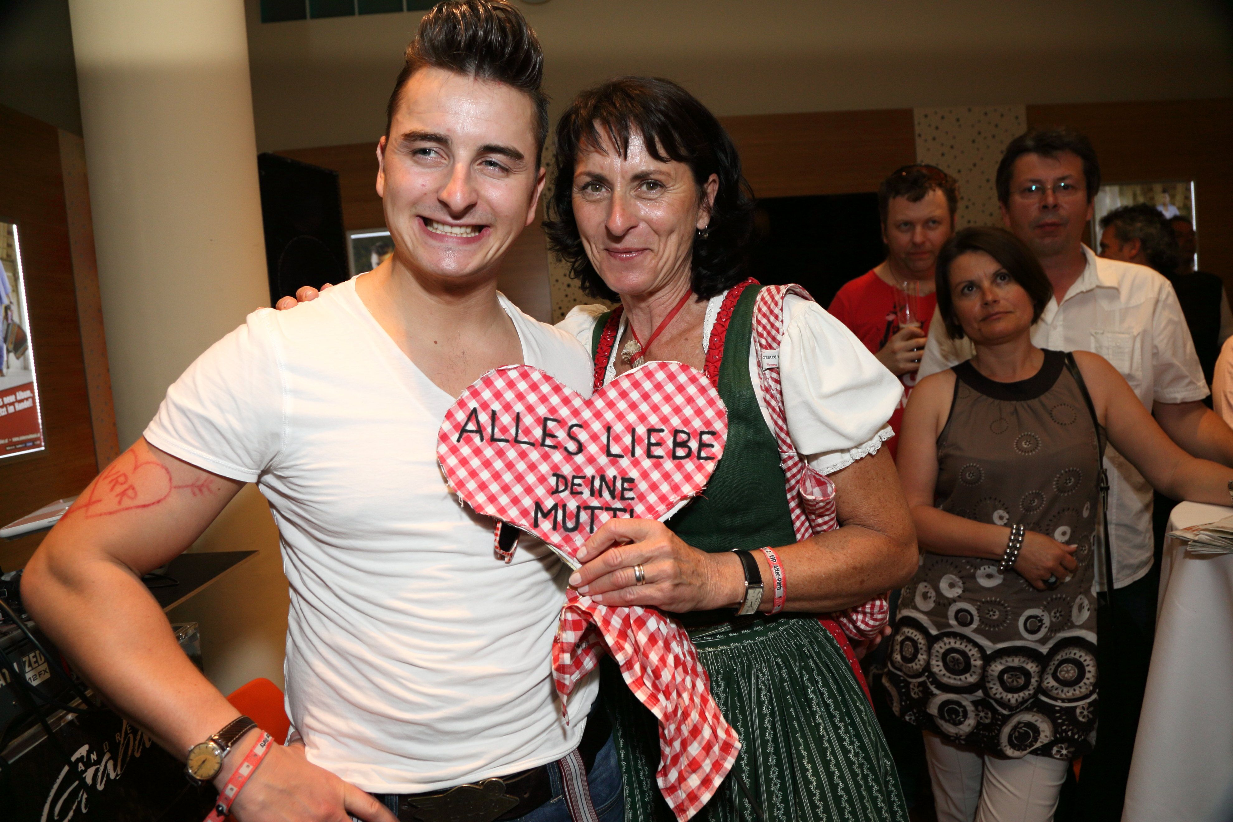 Andreas Gabalier mit seiner Mama.