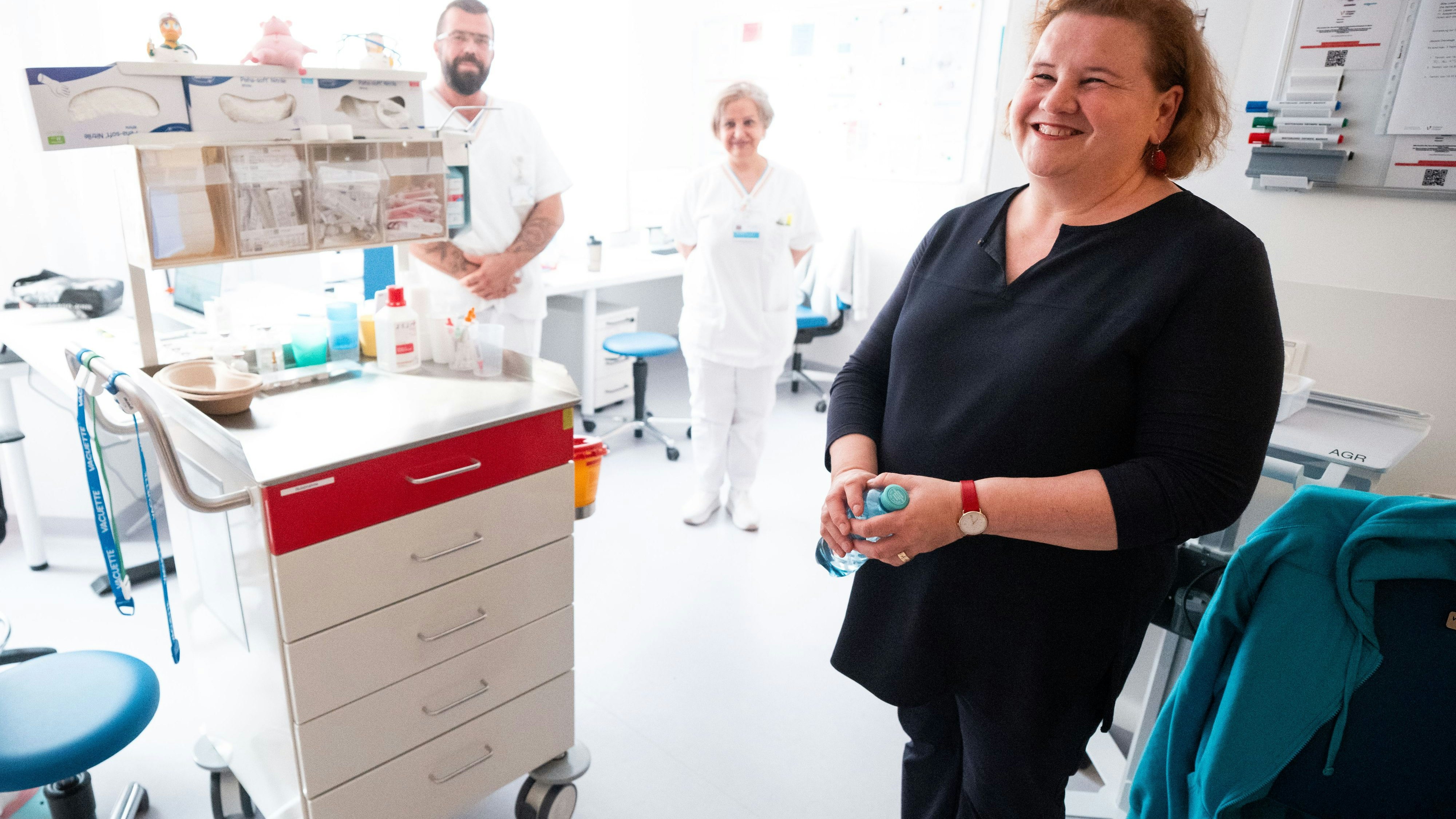 Sozialministerin Korinna Schumann beim Besuch einer Pflegestation in Wien. 