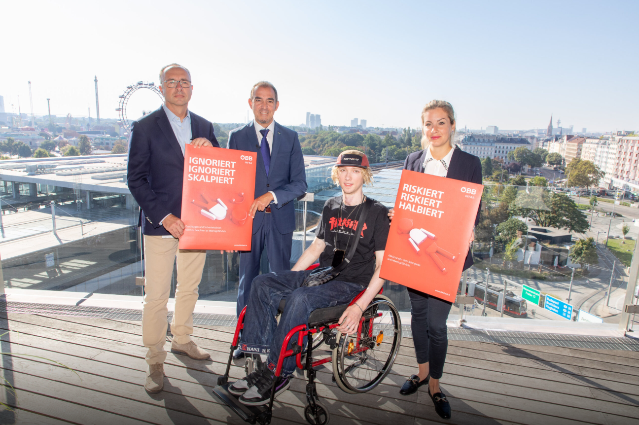 ÖBB-Infrastruktur Vorstand Johann Pluy, KFV-Geschäftsführer Mag. Christian Schimanofsky, Nino Laitinen und Oberärztin Dr. Viktoria König präsentierten damals die neue Sicherheitskampagne der ÖBB.