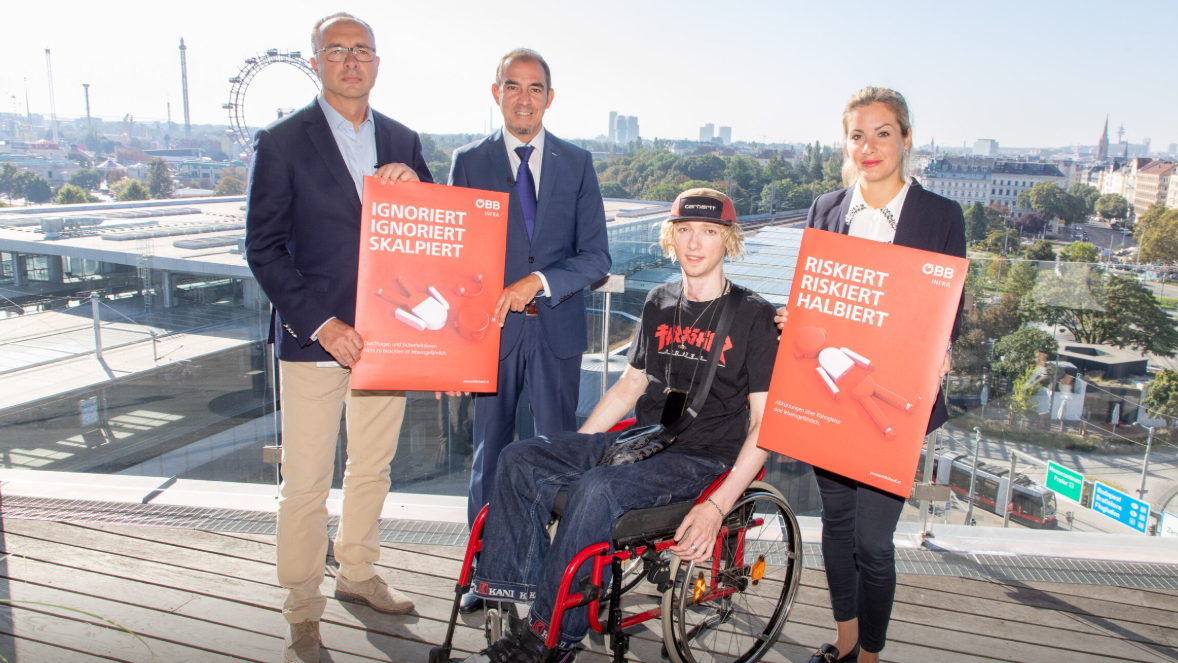 ÖBB-Infrastruktur Vorstand Johann Pluy, KFV-Geschäftsführer Mag. Christian Schimanofsky, Nino Laitinen und Oberärztin Dr. Viktoria König präsentierten damals die neue Sicherheitskampagne der ÖBB