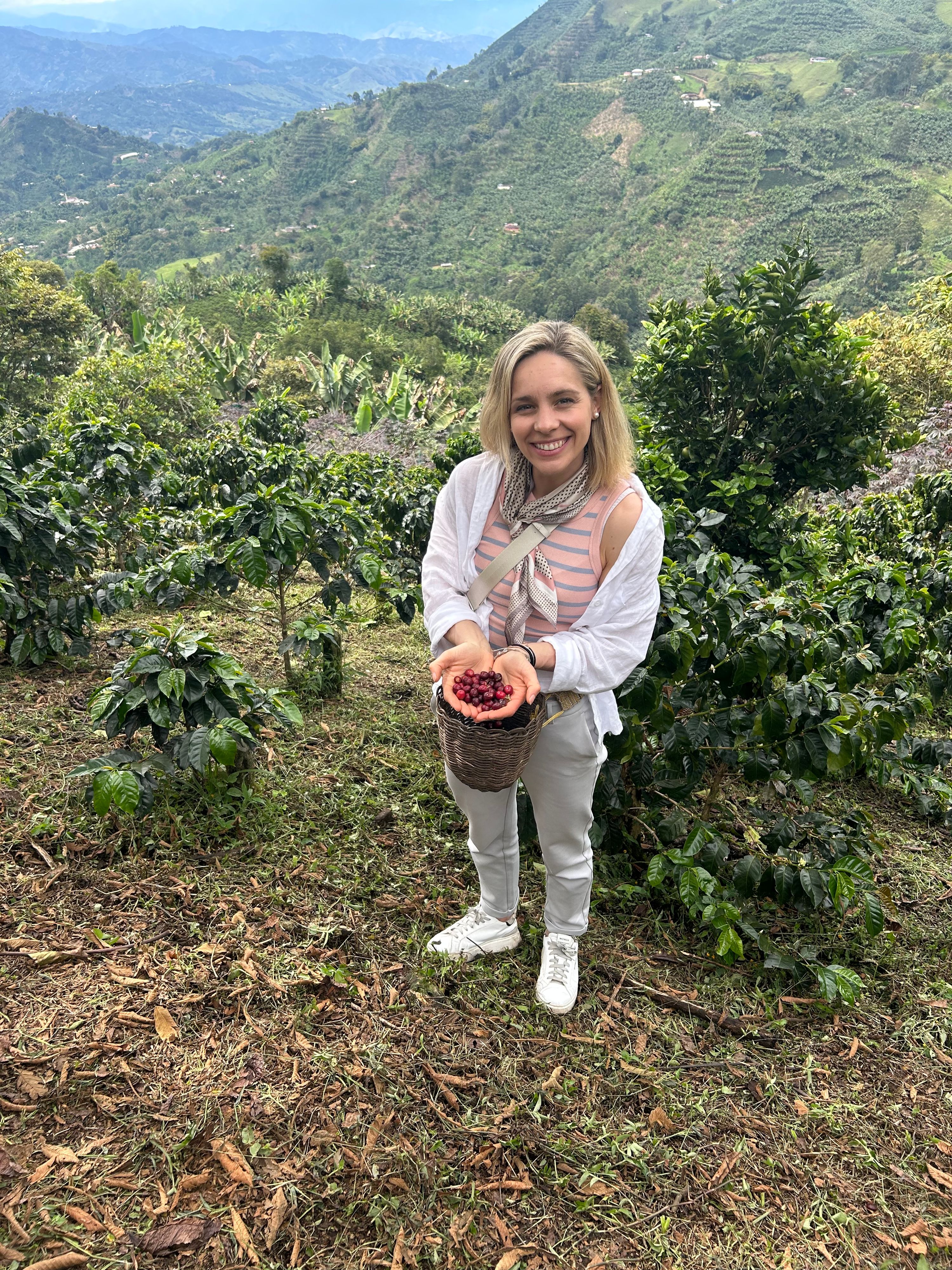 Marlene Drack auf einer Kaffeeplantage in Medellín (Kolumbien) im März