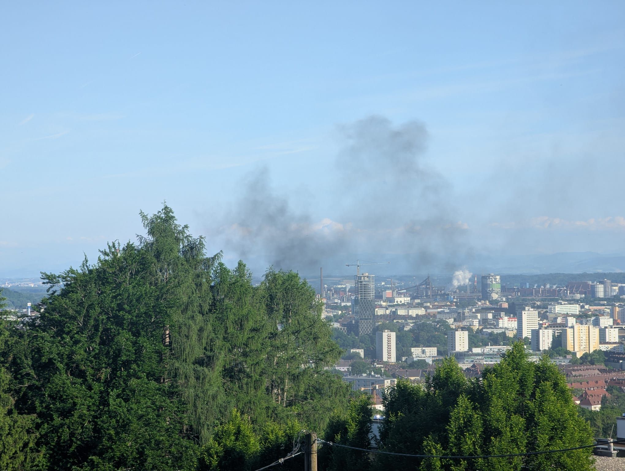 Das Foto zeigt die gewaltige Rauchsäule über Linz.