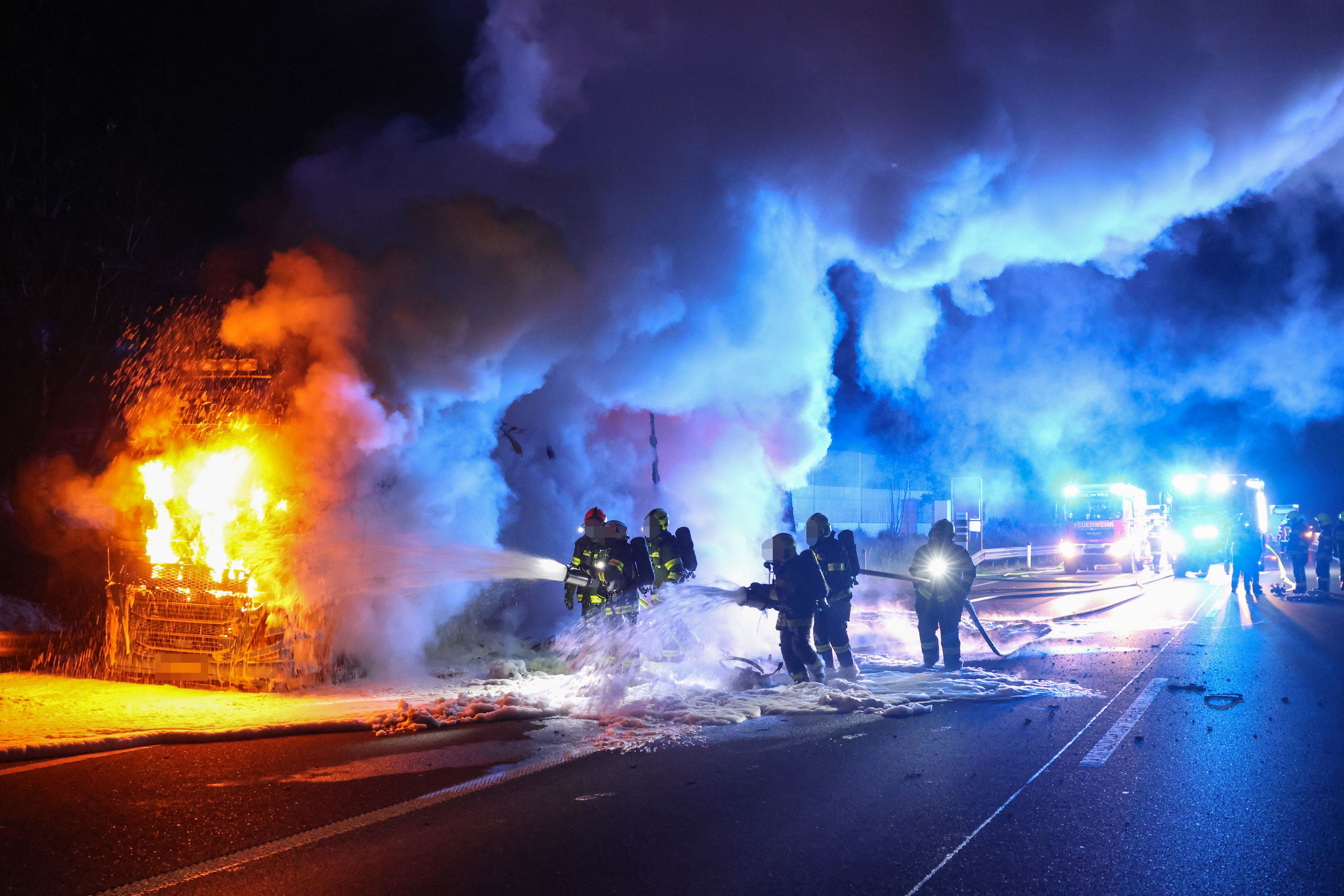 Der Lkw stand beim Eintreffen der Feuerwehr schon in Vollbrand.