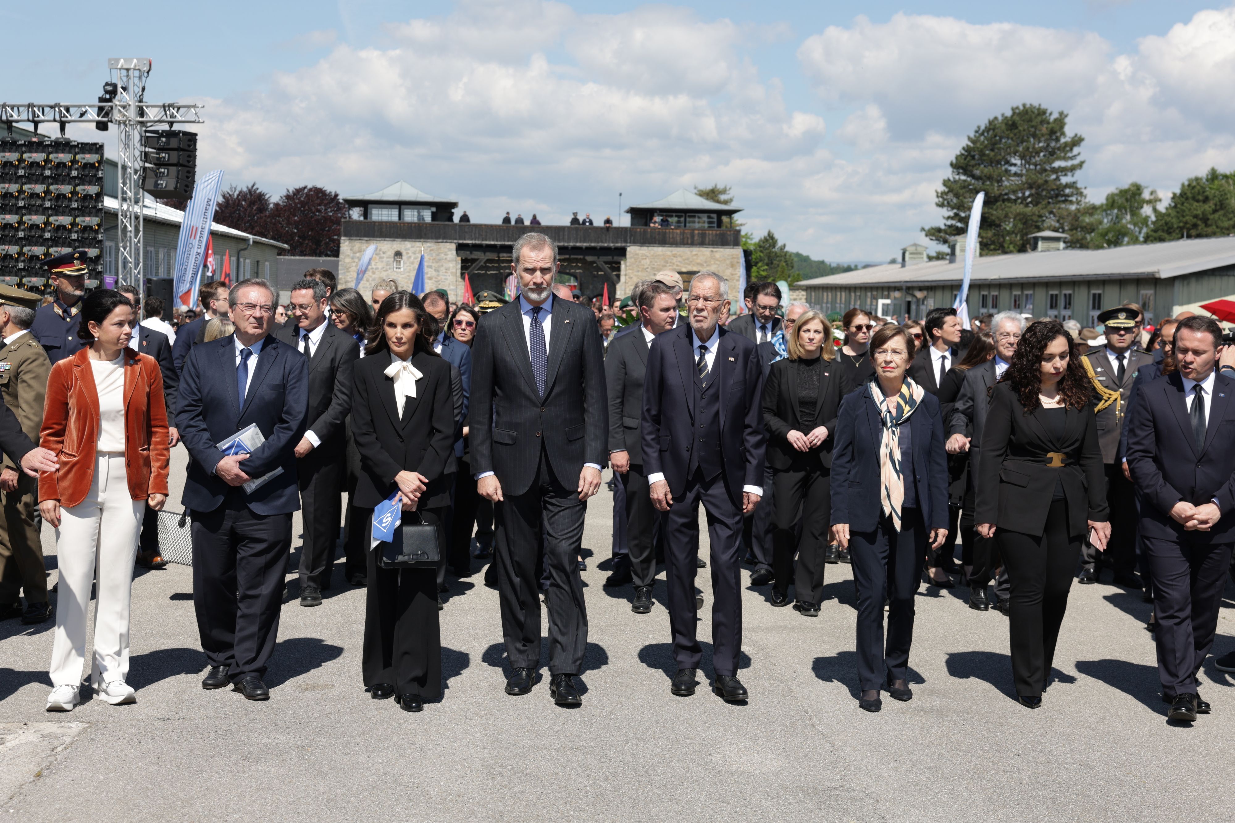 Das spanische Königspaar Königin Letizia (3.v.l.), König Felipe VI (4.v.l.), Bundespräsident Alexander Van der Bellen (5.v.l.) mit Ehefrau Doris Schmidauer im Rahmen der Befreiungsfeier in der KZ-Gedenkstätte Mauthausen am Sonntag, 11. Mai 2025 in Mauthsusen in Oberösterreich.