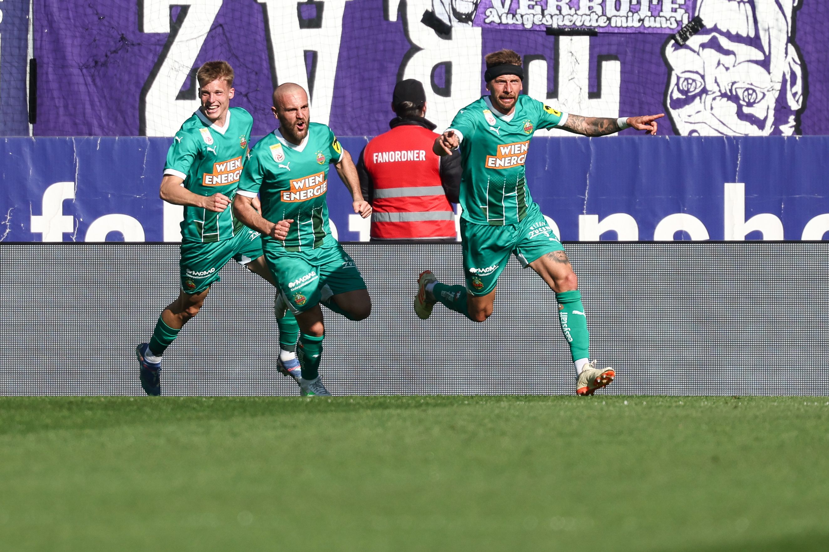 Burgstaller (r.) bejubelt sein Comeback-Tor.