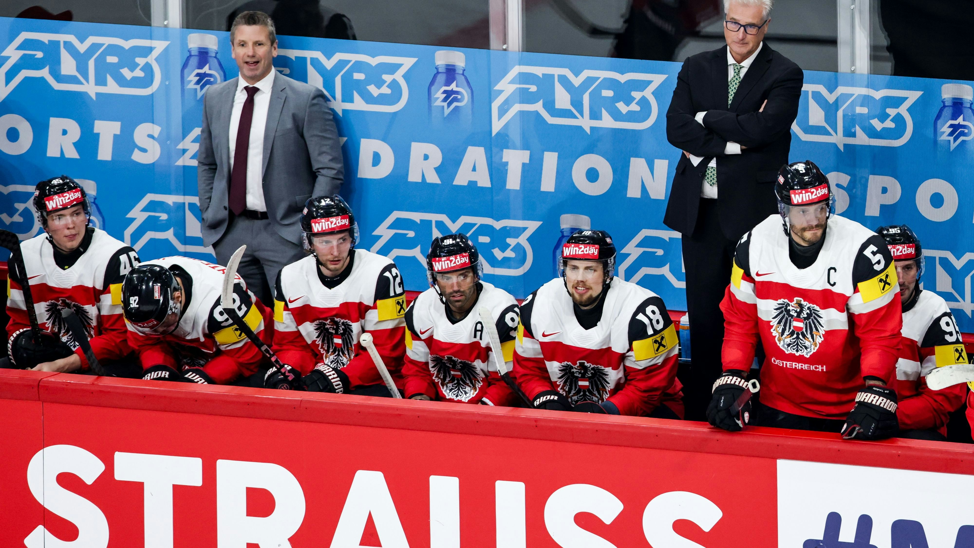 Teamchef Roger Bader (r.) zeigt mit dem ÖEHV-Team auf, steht aber mit null Punkten da.