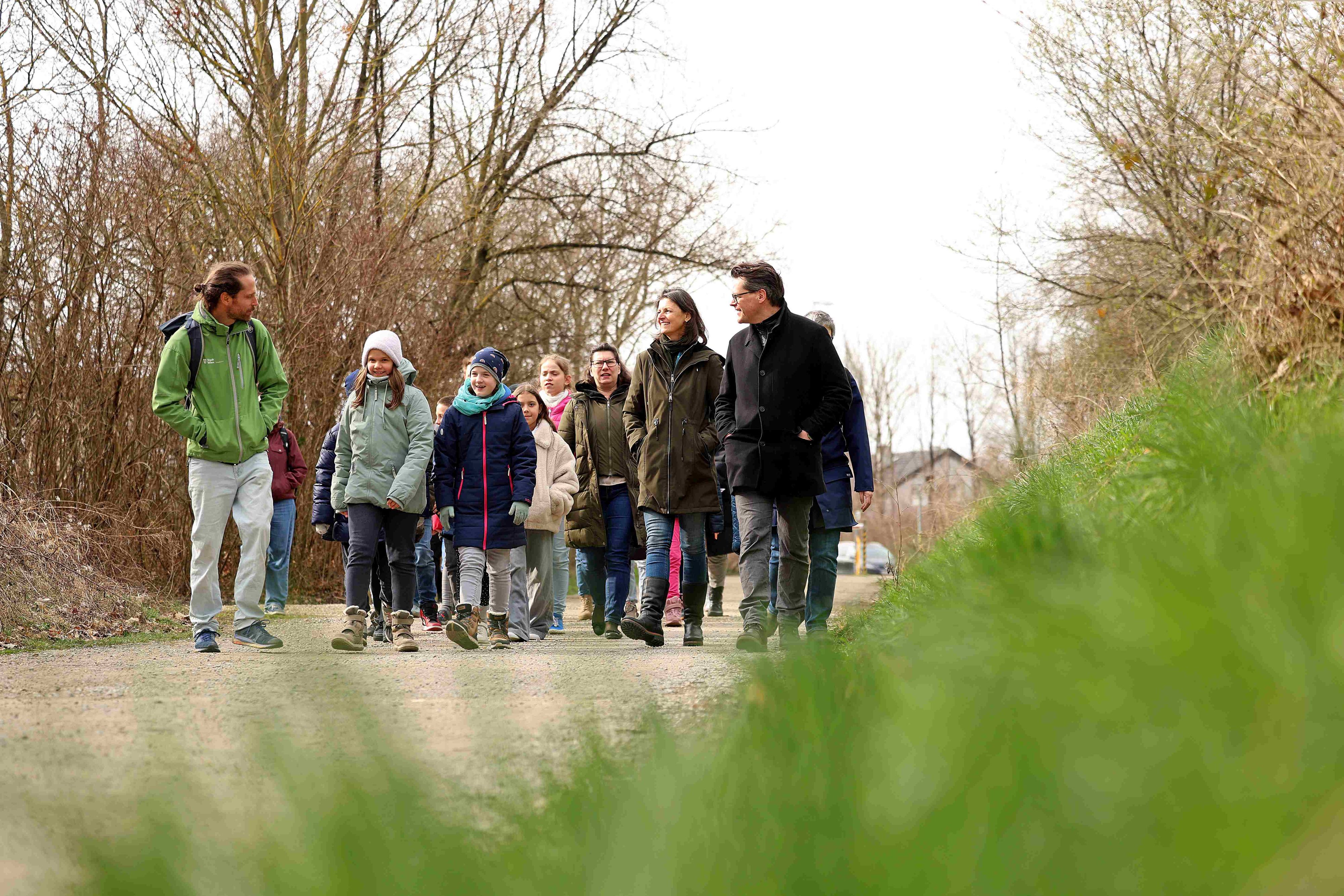 Klimastadtrat Jürgen Czernohorszky erkundet mit den kleinen Forschern Breitenlee
