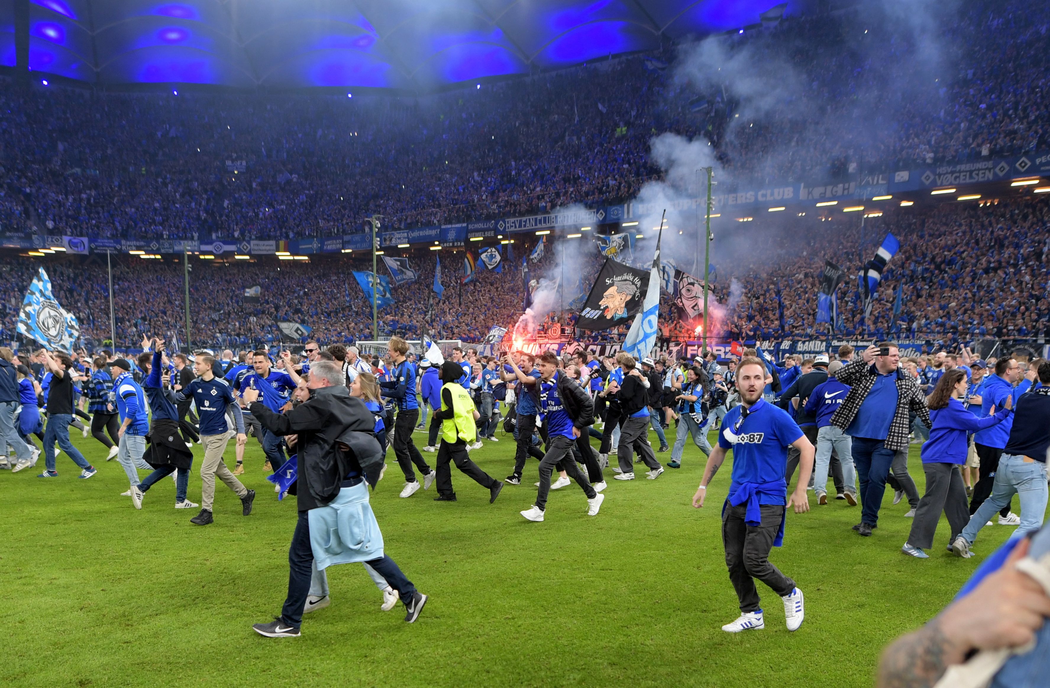 Hamburg-Fans stürmen in Aufstiegs-Euphorie den Rasen, sorgen für Chaos.
