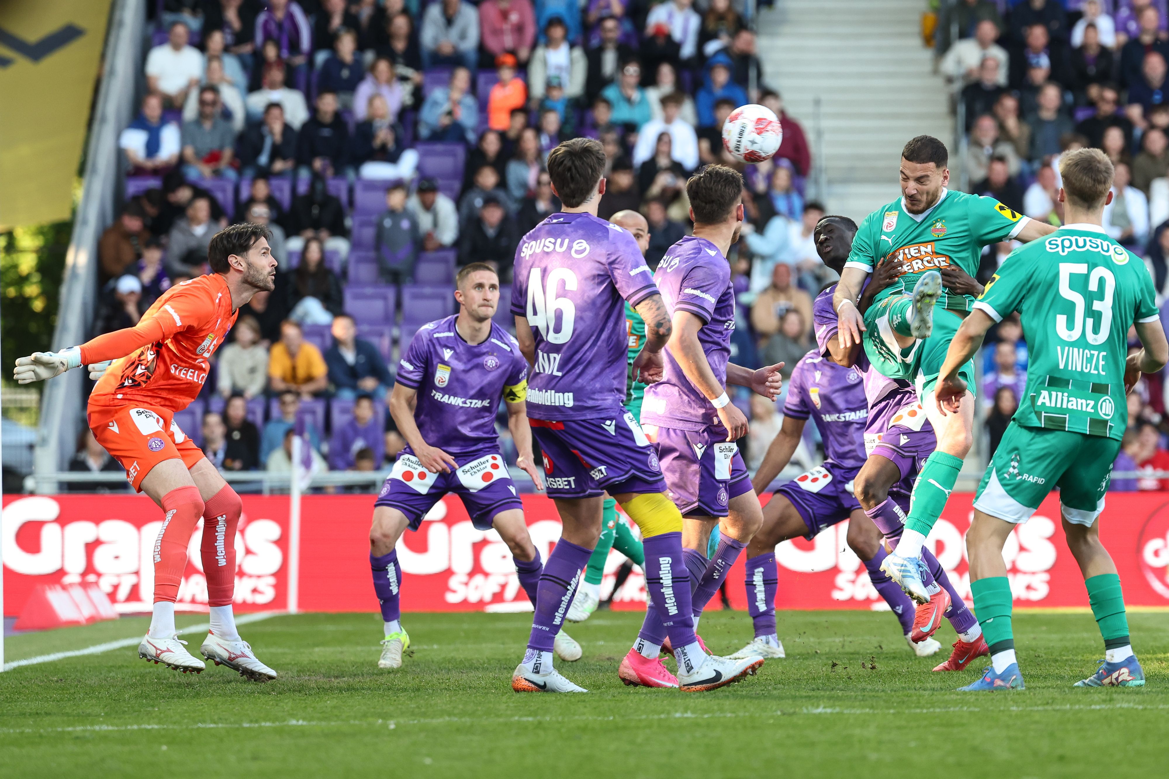 Kara steigt hoch und köpfelt zum 2:1 ein.