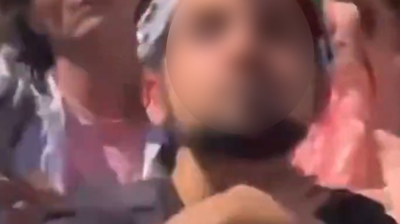 Die ESC-Parade aus der Perspektive der israelischen Delegation – mit der abscheulichen Geste.