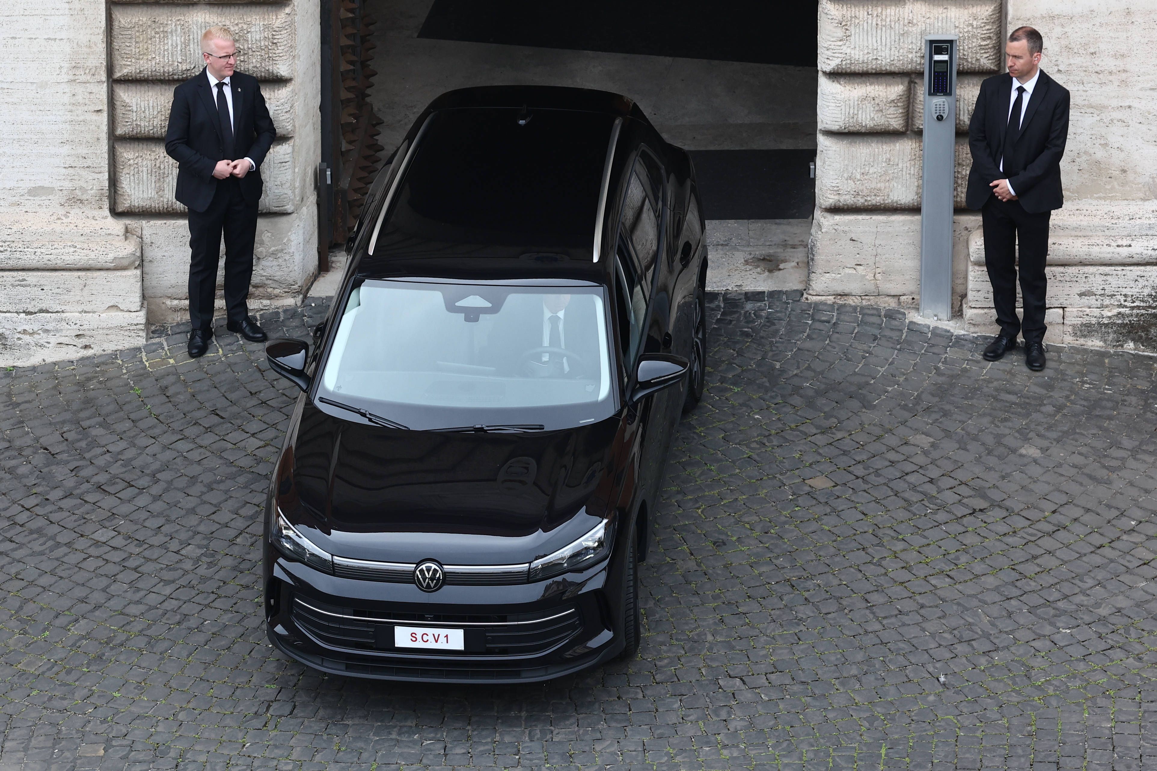 Die Fahrzeuge des Papstes haben alle das Nummernschild SCV1.