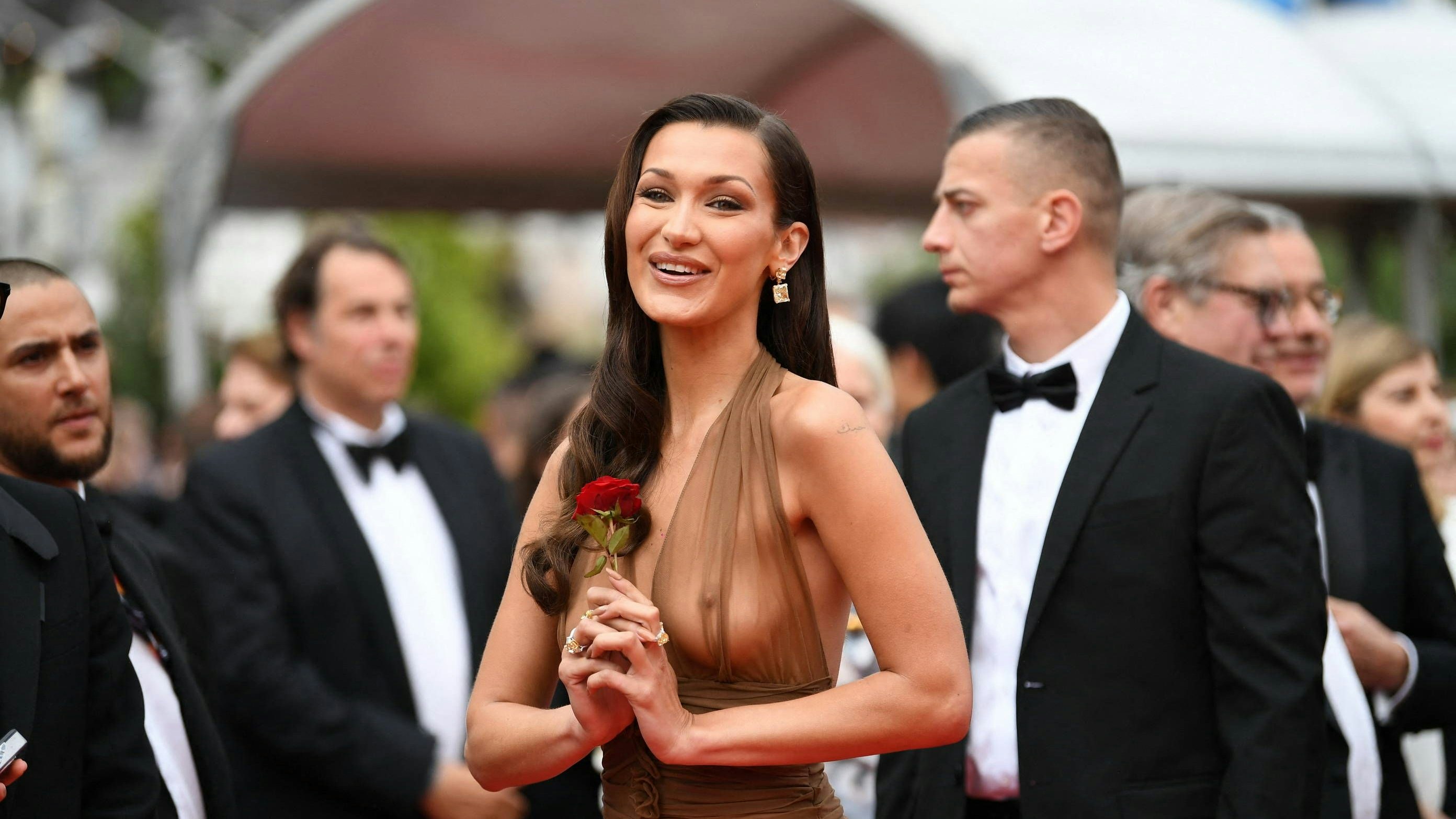 Im vergangenen Jahr gewährte <strong>Bella Hadid</strong> tiefe Einblicke in einem Naked Dress.