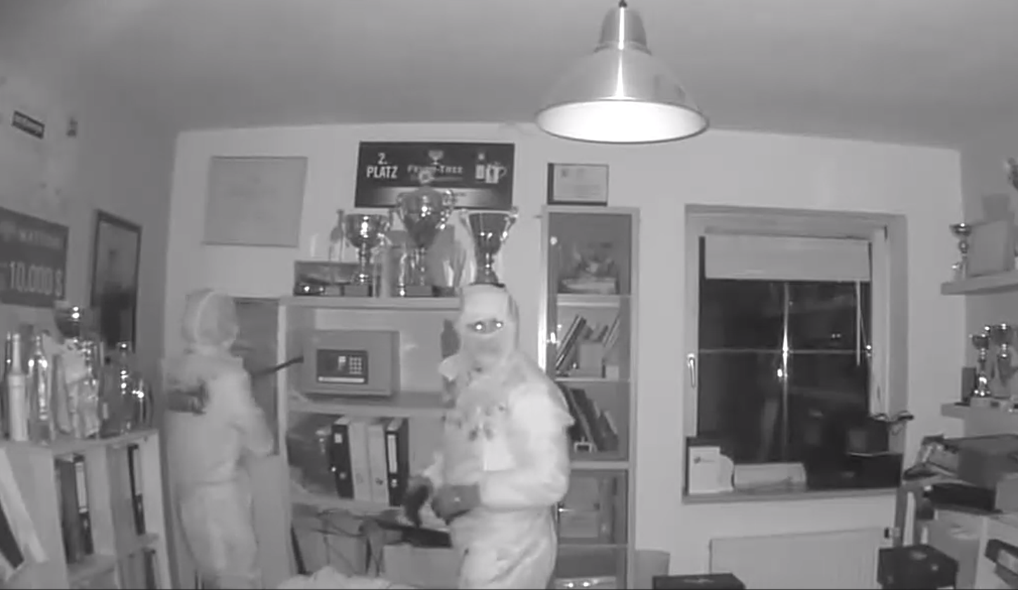 Die weißen Schutzanzüge, die auf dem Video zu sehen sind, wurden zumindest einem Verdächtigen zum Verhängnis.