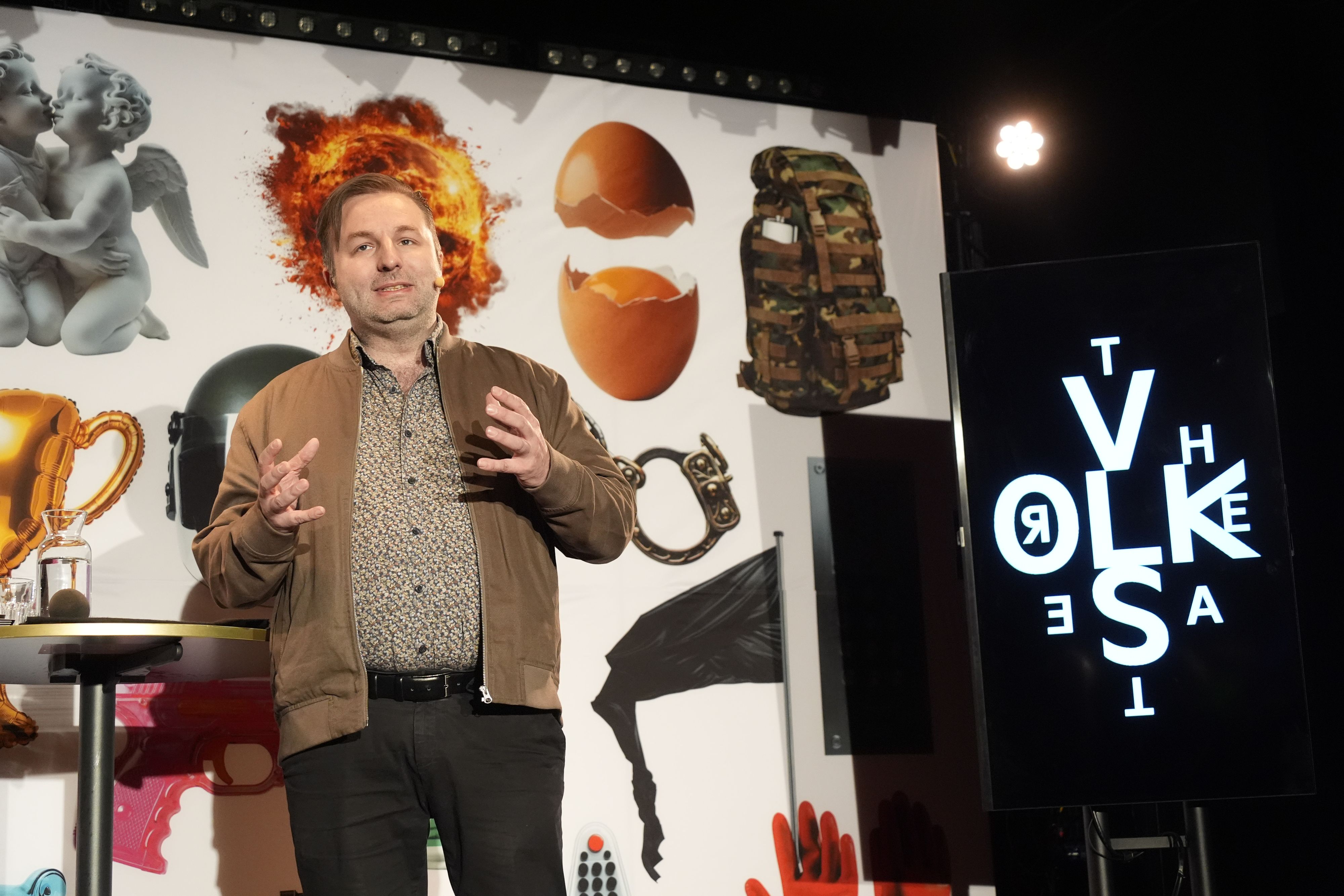 Der neue Intendant Jan Philipp Gloger präsentiert nicht nur ein neues Logo fürs Volkstheater, sondern auch eine spannende Spielzeit 2025/26.