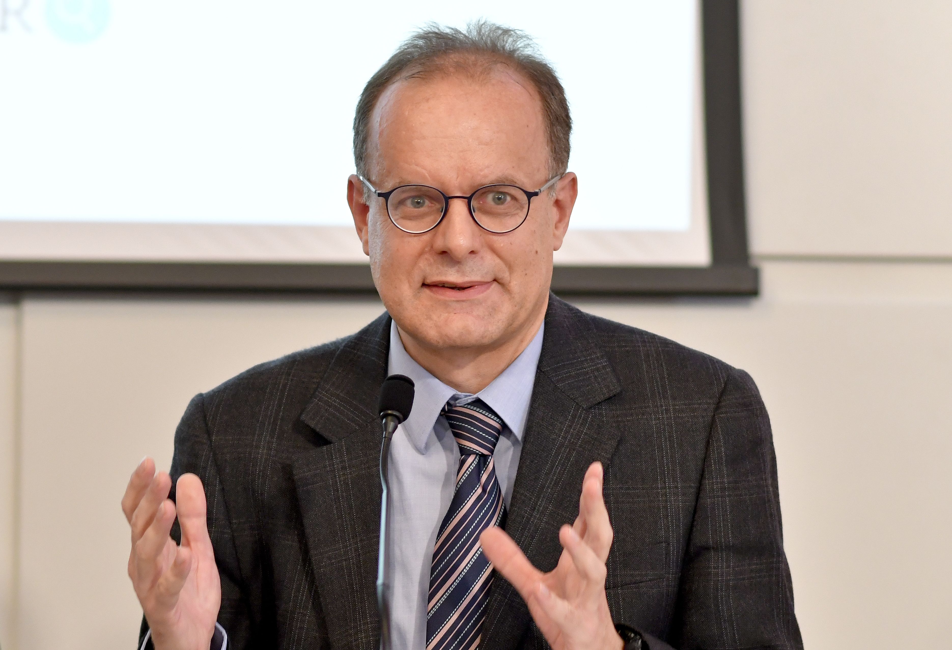 Der Jurist und Politologe Hubert Sickinger ist im Alter von 61 Jahren verstorben. 