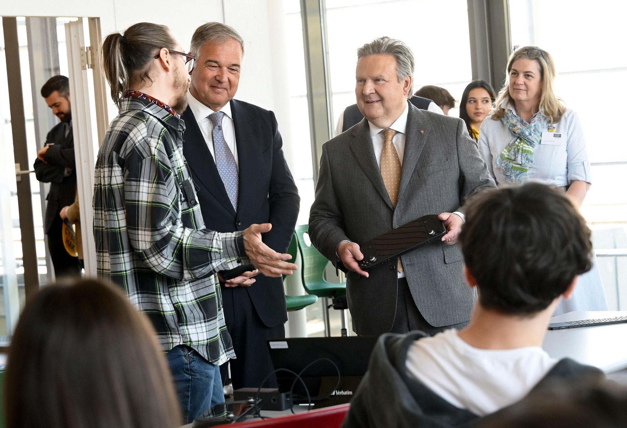 WK Wien-Präsident Walter Ruck und Bürgermeister Michael Ludwig (mitte, v.l.) zu Besuch in der CyberHAK.