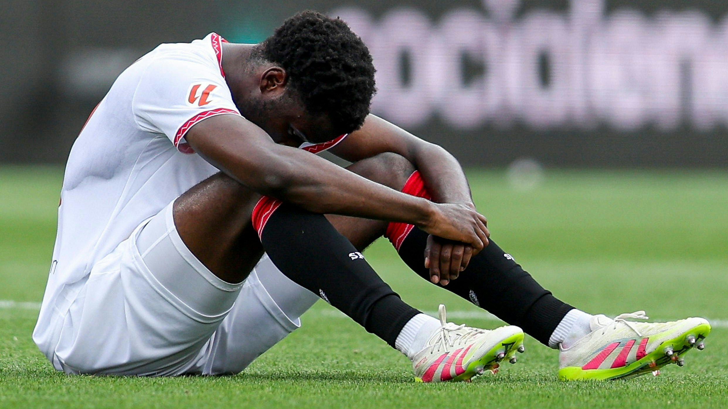 Heute.at - Fans stürmen Vereinsgelände! Spieler schlafen in Kabine