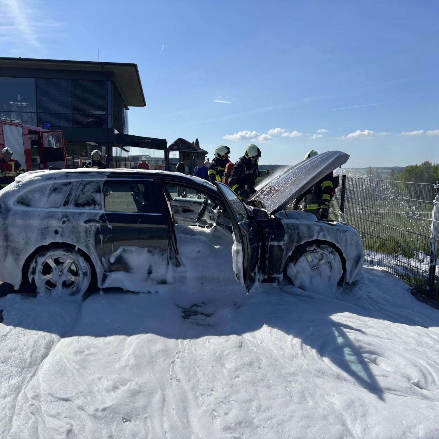 Während der Mann in der Bäckerei beim Frühstück saß, begann sein BMW plötzlich zu brennen.