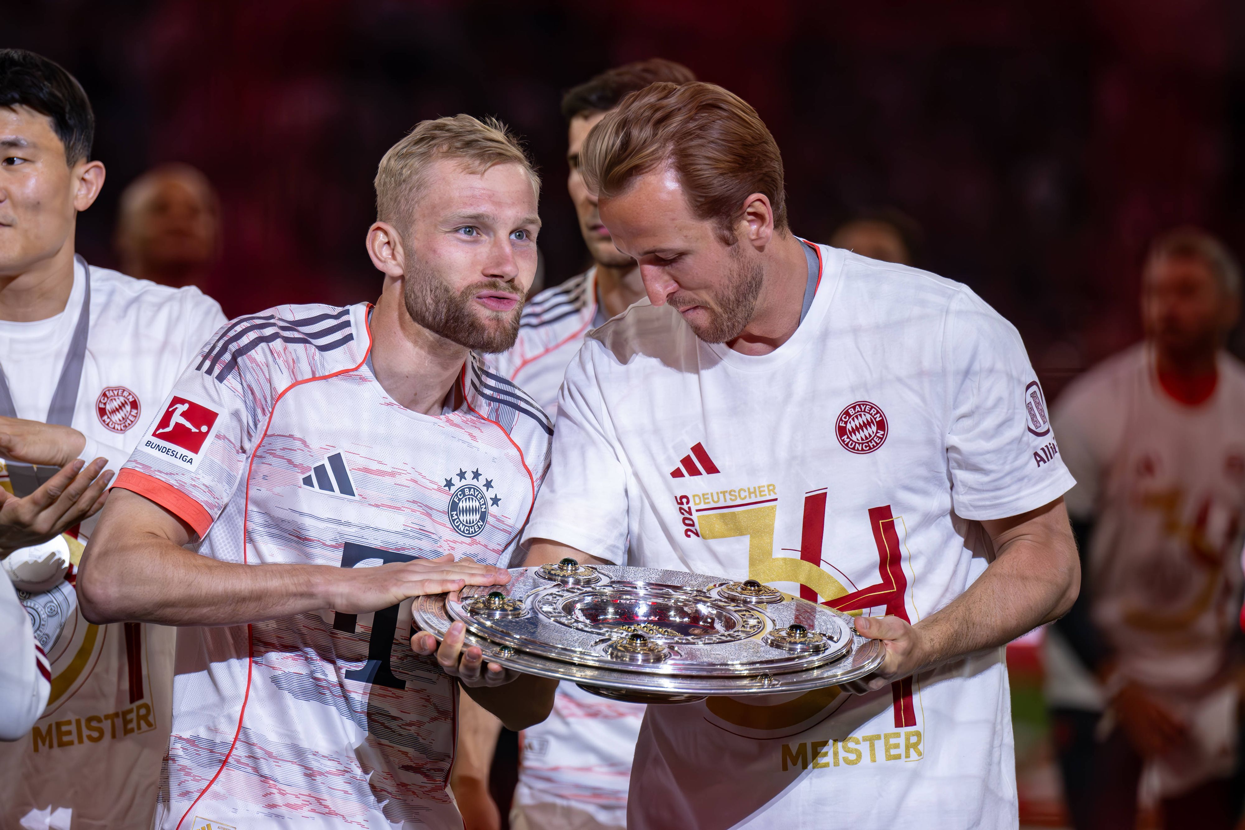 Schon bei der Meisterfeier war Konrad Laimer eines der Feierbiester - hier mit Harry Kane (r.) und der Meisterschale in der Hand.