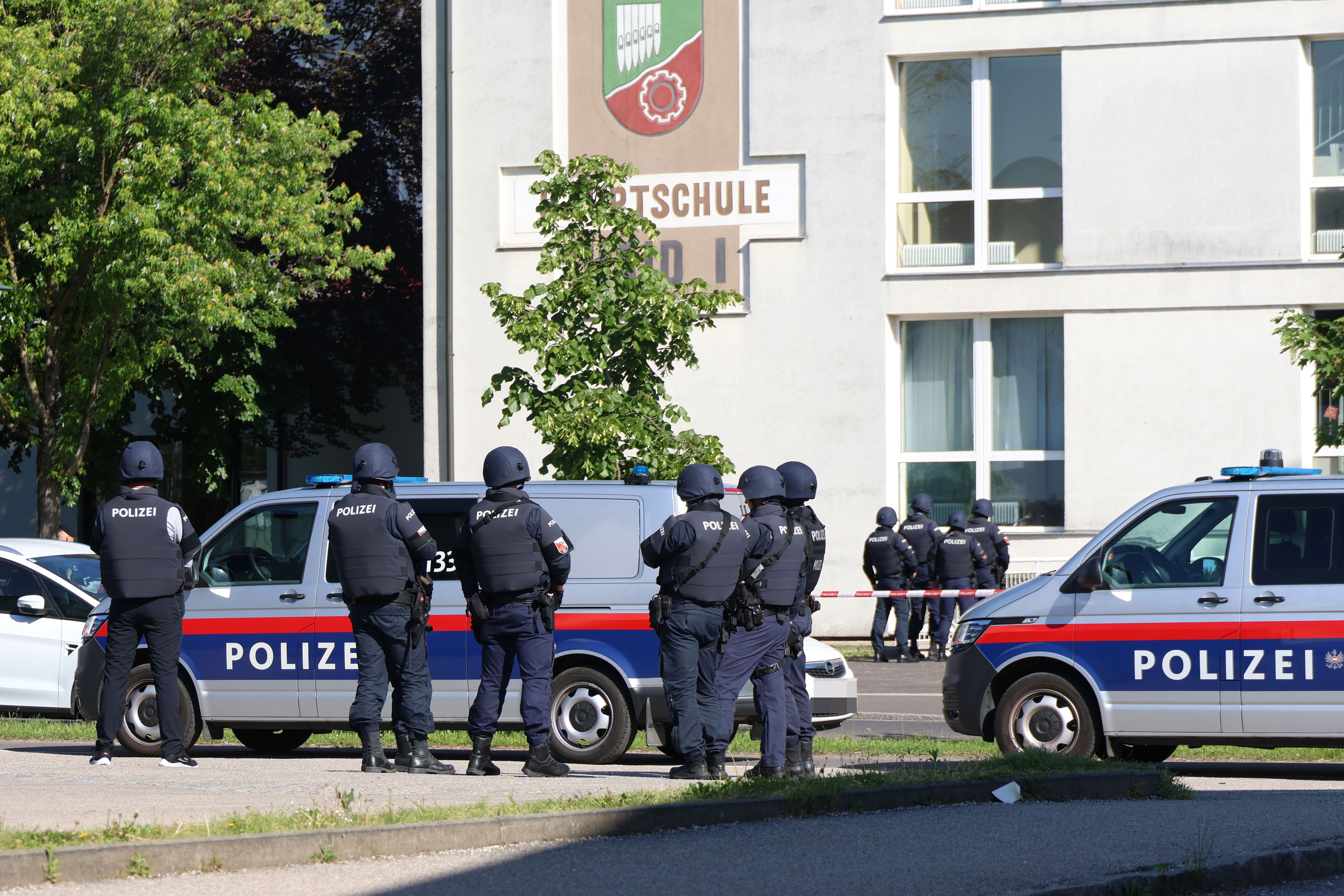 Ein Großaufgebot an Einsatzkräften war am Vormittag vor Ort in Ansfelden (Bez. Linz-Land).