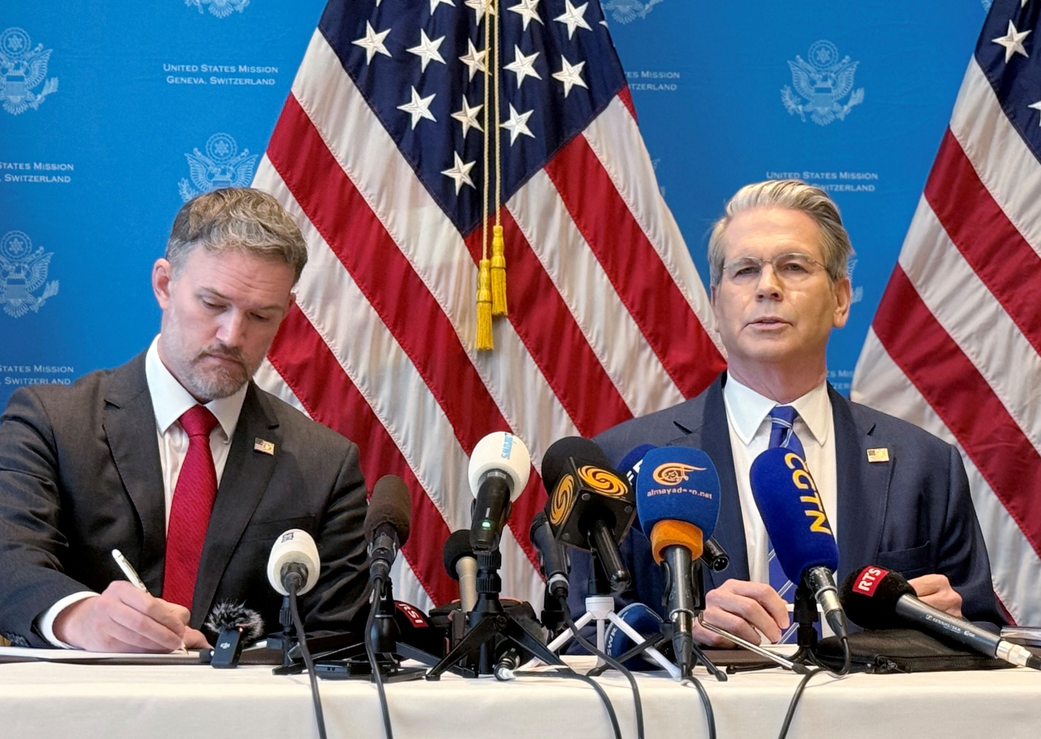 US-Finanzminister Scott Bessent (rechts) und der Handelsbeauftragte Jamieson Greer (links) sprachen von einem Durchbruch.