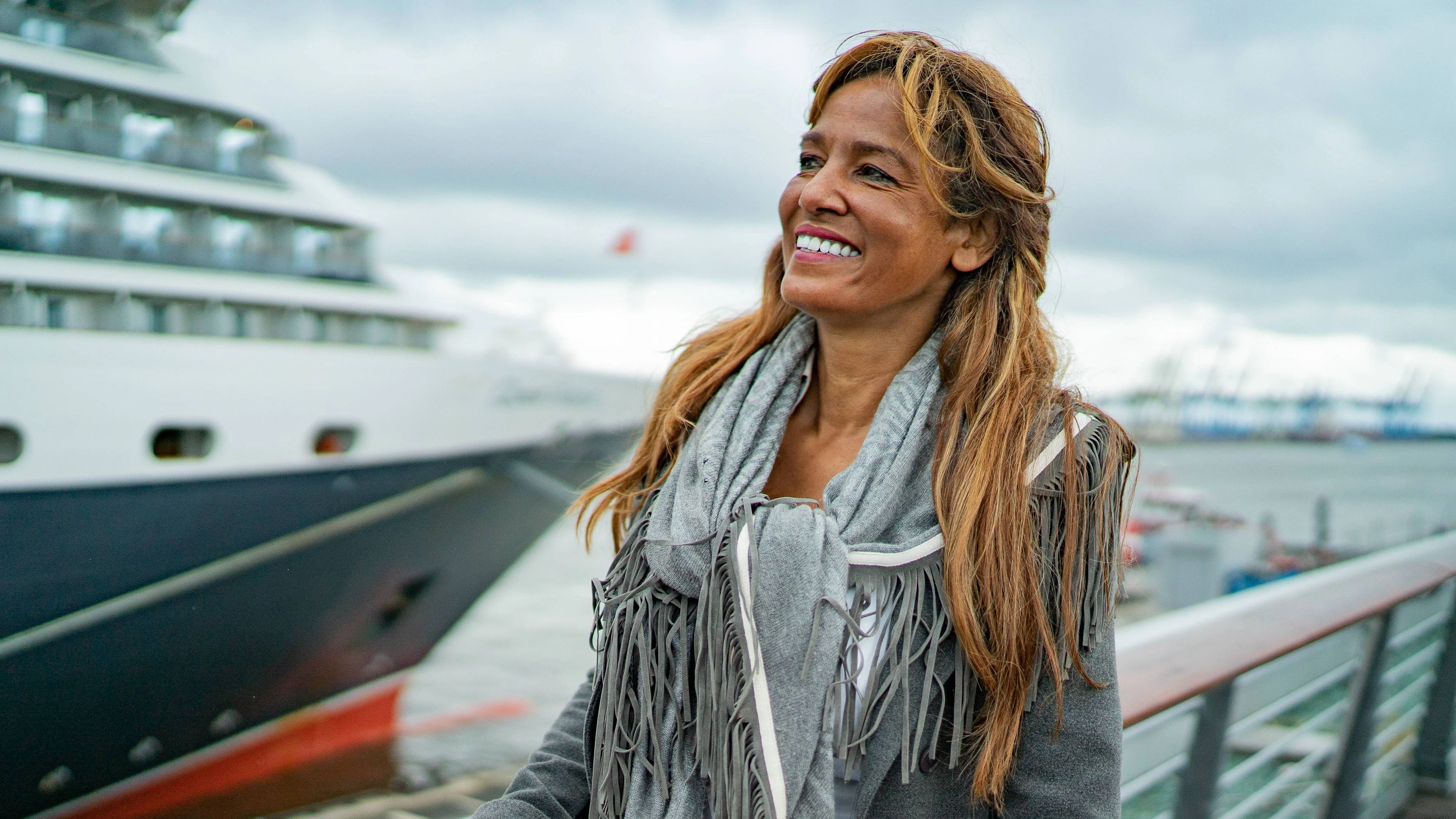 Petra Polk, Eva-Maria Popp, Nadja Abd el Farrag;Fotoshooting Nadja Abd el Farrag im Kreise von der Geschäftsfrauen Petra Polk und Eva-Maria Popp am Hamburg Cruise Center Altona vor dem Kreuzfahrtschiff Queen Victoria, Hamburg Hamburg Deutschland Hamburg Cruise Center Altona *** Petra Polk Eva Maria Popp Nadja Abd el Farrag Photo shoot Nadja Abd el Farrag in the circle of the businesswomen Petra Polk and Eva Maria Popp at the Hamburg Cruise Center Altona in front of the cruise ship Queen Victoria Hamburg Hamburg Germany Hamburg Cruise Center Altona  