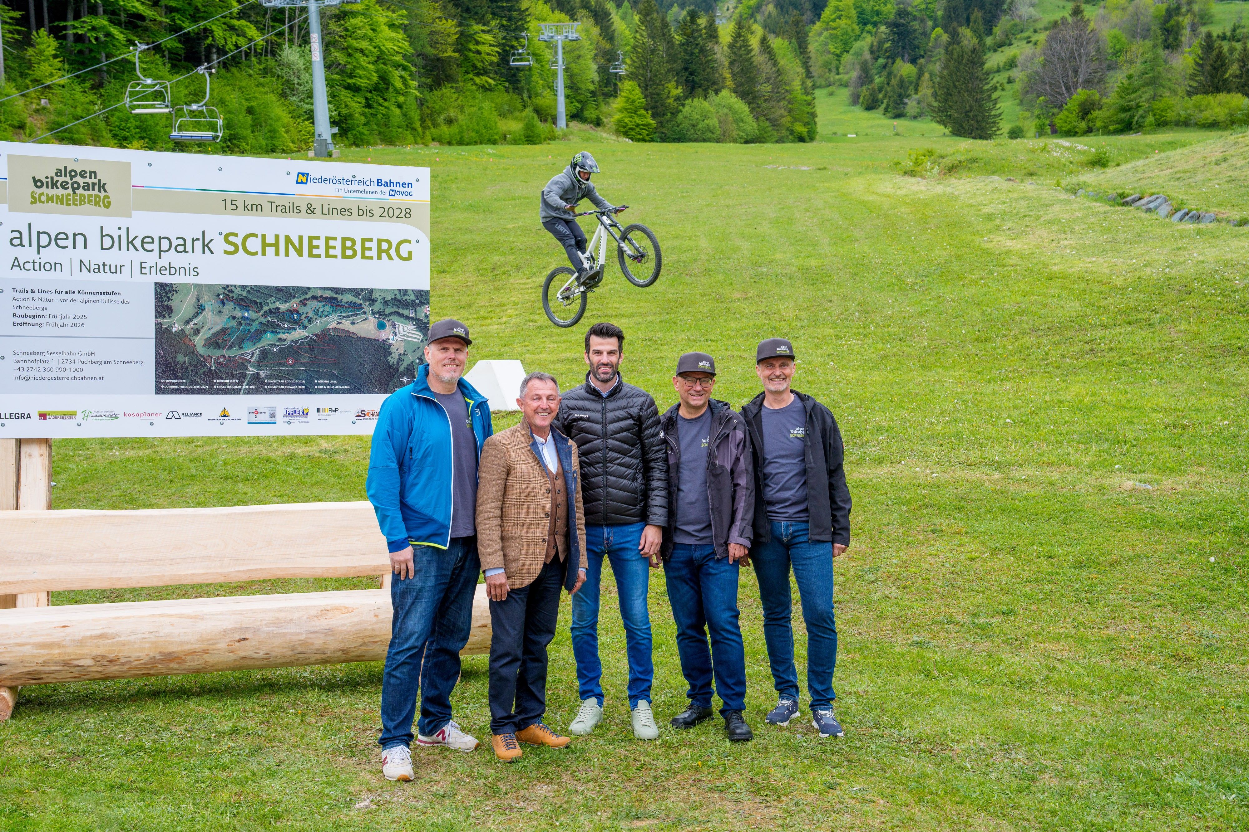 Die NÖVOG Geschäftsführer Michael Hasenöhrl und Wolfgang Schroll (außen links & rechts), Puchbergs Bürgermeister Christian Dungl, LH-Stellvertreter Udo Landbauer und der Geschäftsführer der Schneeberg Sesselbahn Hubert Resch haben gemeinsam mit dem Markenbotschafter Clemens Kaudela (am Bike) den Startschuss für den Baubeginn des Alpen Bikeparks Schneeberg gegeben.