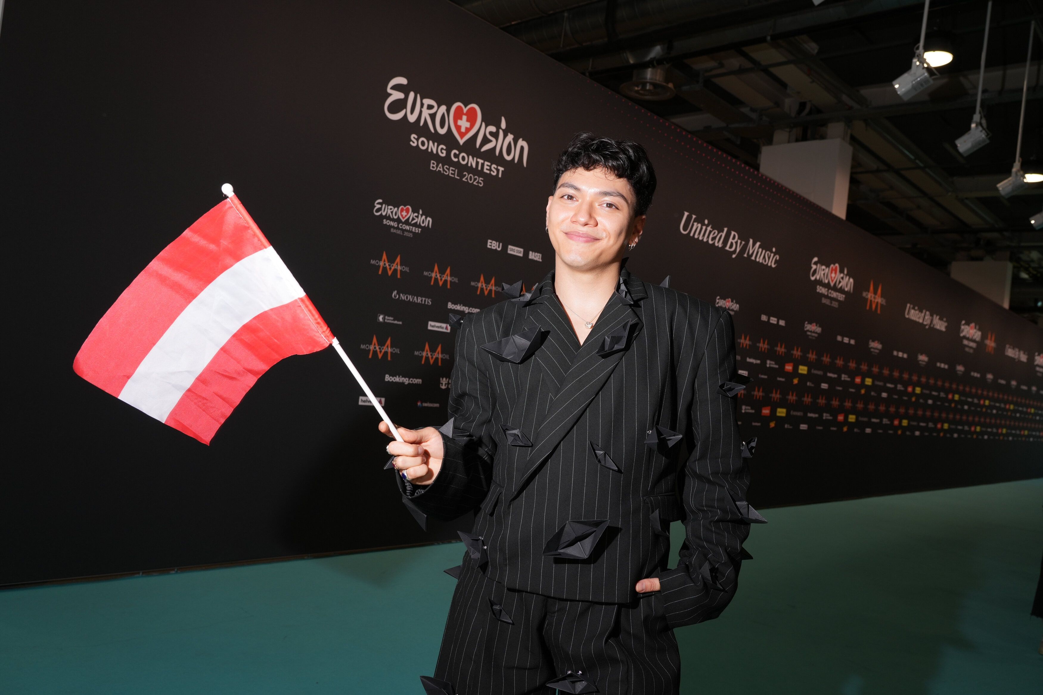 JJ mit einem Anzug, auf dem ganz viele kleine 