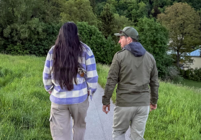 Marcel Hirscher mit Freundin Lucy vor der Festung Hohensalzburg