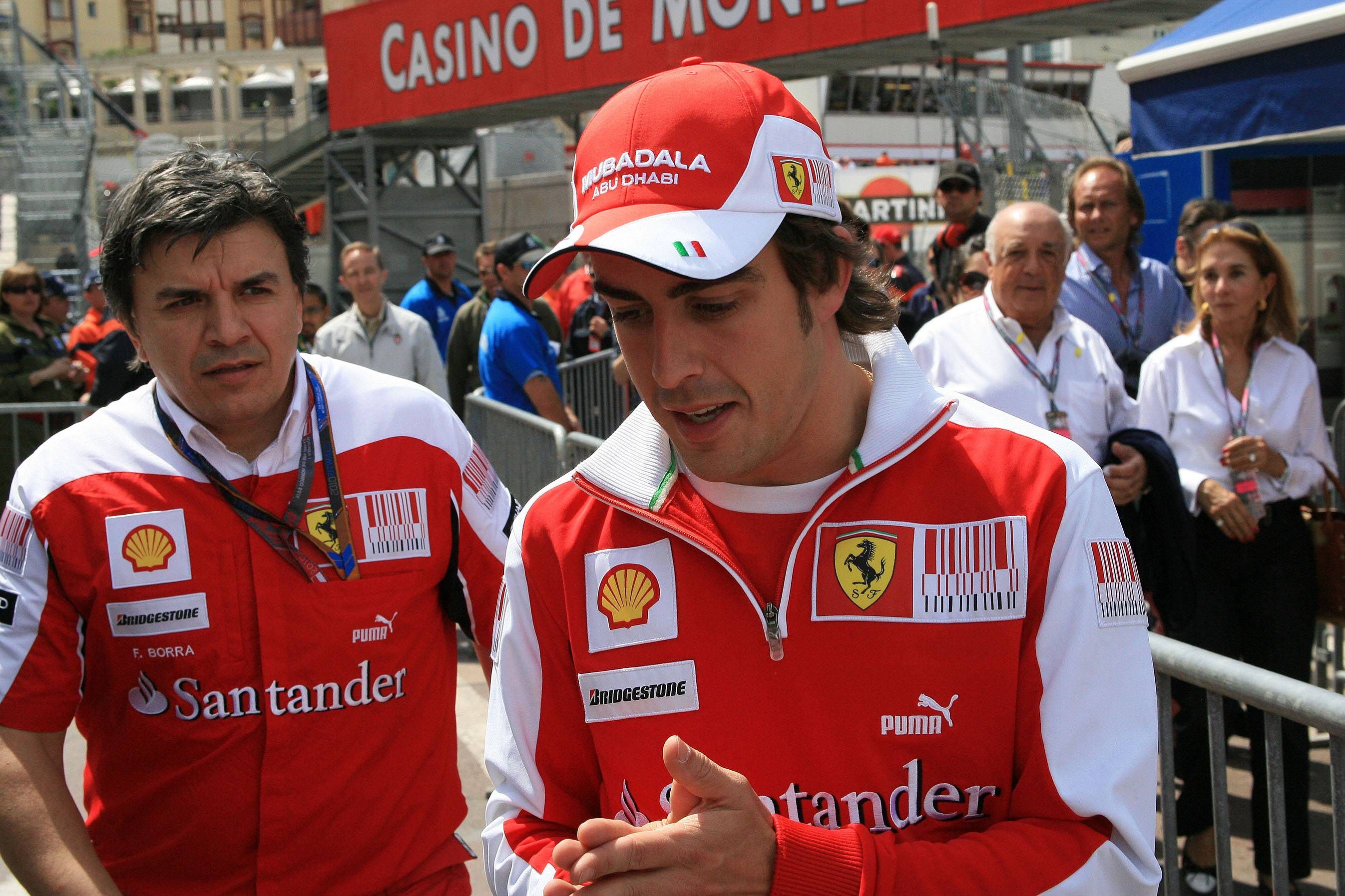 Alonso (r.) in Ferrari-Zeiten mit Physio Borra