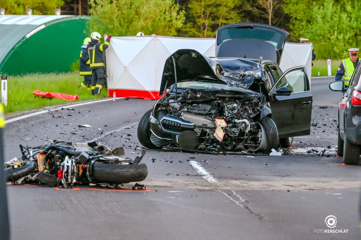 Der 31-jährige Biker starb noch an der Unfallstelle an seinen Verletzungen.