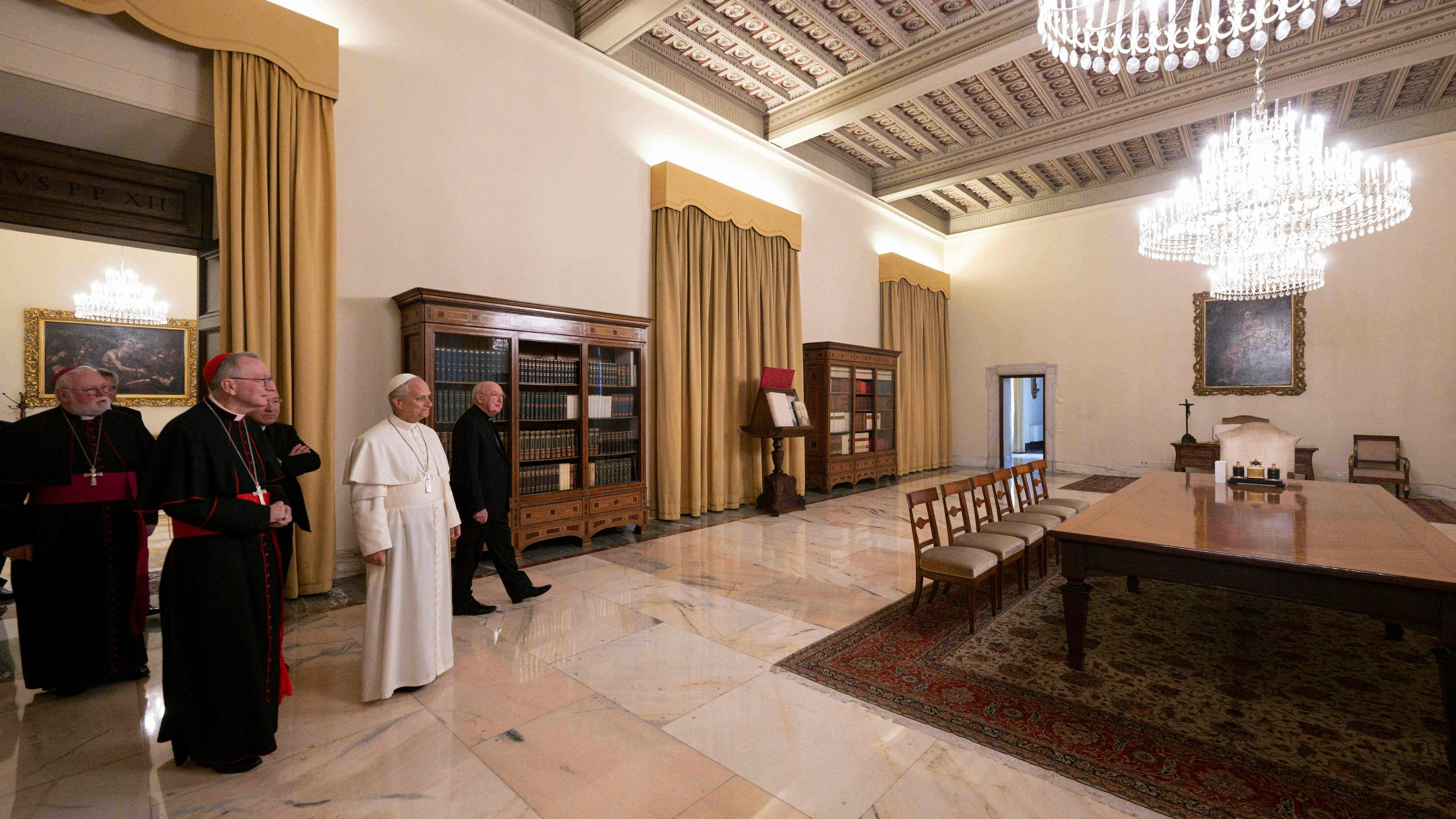Download von www.picturedesk.com am 12.05.2025 (18:58).  *** SERVICEBILD *** This photo taken on May 11 and handout on May 12, 2025 by The Vatican Media shows Pope Leo XIV visiting the appartment III Loggia, in The Vatican. (Photo by Handout / VATICAN MEDIA / AFP) / RESTRICTED TO EDITORIAL USE - MANDATORY CREDIT "AFP PHOTO / VATICAN MEDIA" - NO MARKETING - NO ADVERTISING CAMPAIGNS - DISTRIBUTED AS A SERVICE TO CLIENTS - 20250511_PD18163 - Rechteinfo: Servicebild (SB) Bei diesem Bild ist PictureDesk ausschließlich technischer Dienstleister und stellt eine technische Bearbeitungsgebühr in Rechnung. PictureDesk ist weder Urheber noch Rechteinhaber. Die Nutzung liegt in alleiniger Verantwortung des Kunden. Nur für redaktionelle Nutzung! Werbliche Nutzung erfordert Freigabe: bitte schicken Sie uns eine Anfrage.