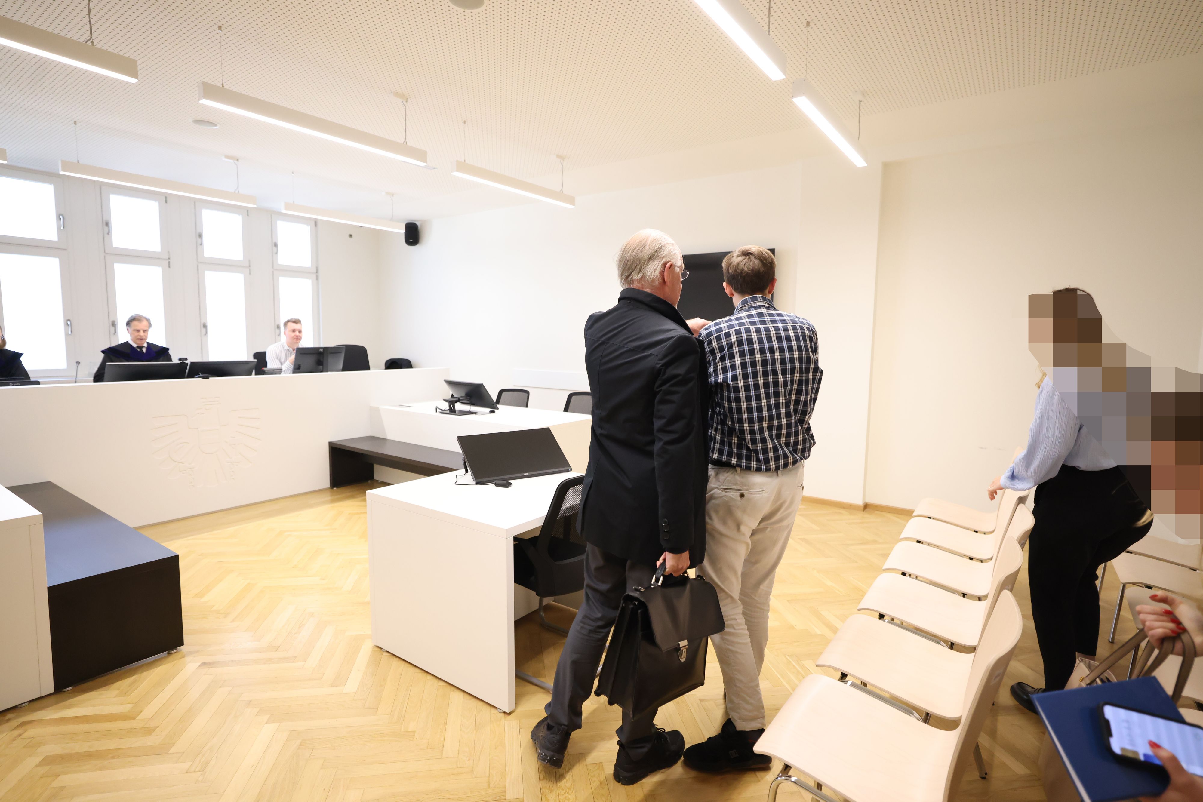 Der Verdächtige mit Anwalt Ernst Schillhammer vor Gericht in Wien. 