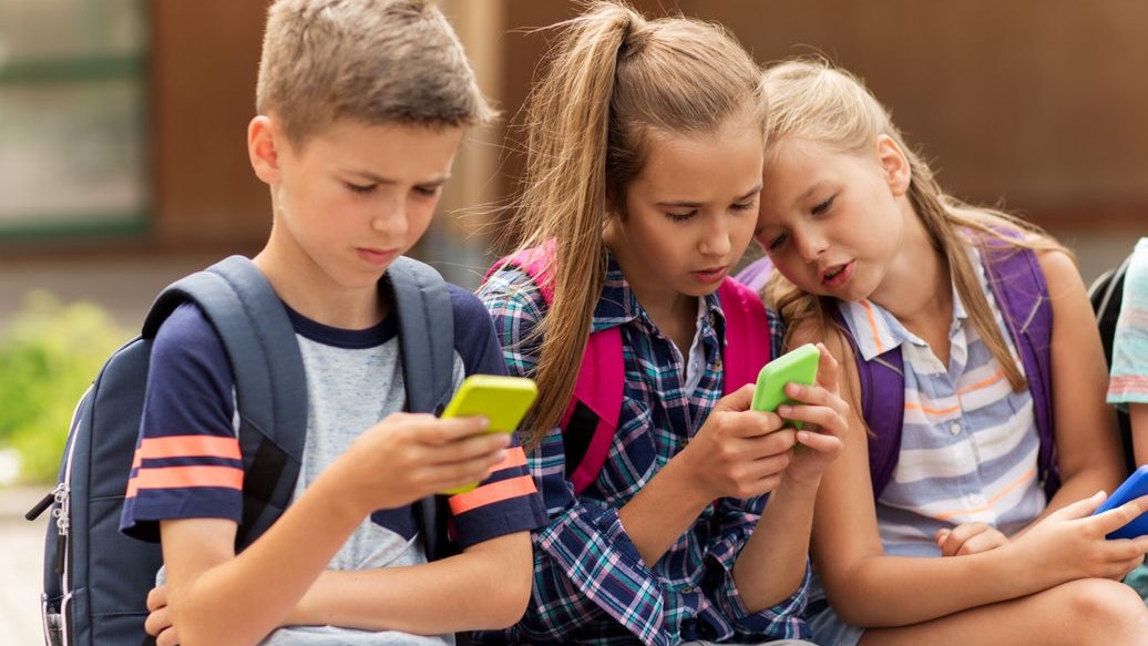 Während Ausflügen und Projektwochen dürfen Schüler das Handy nur eine halbe Stunde nutzen. (Symbolbild)