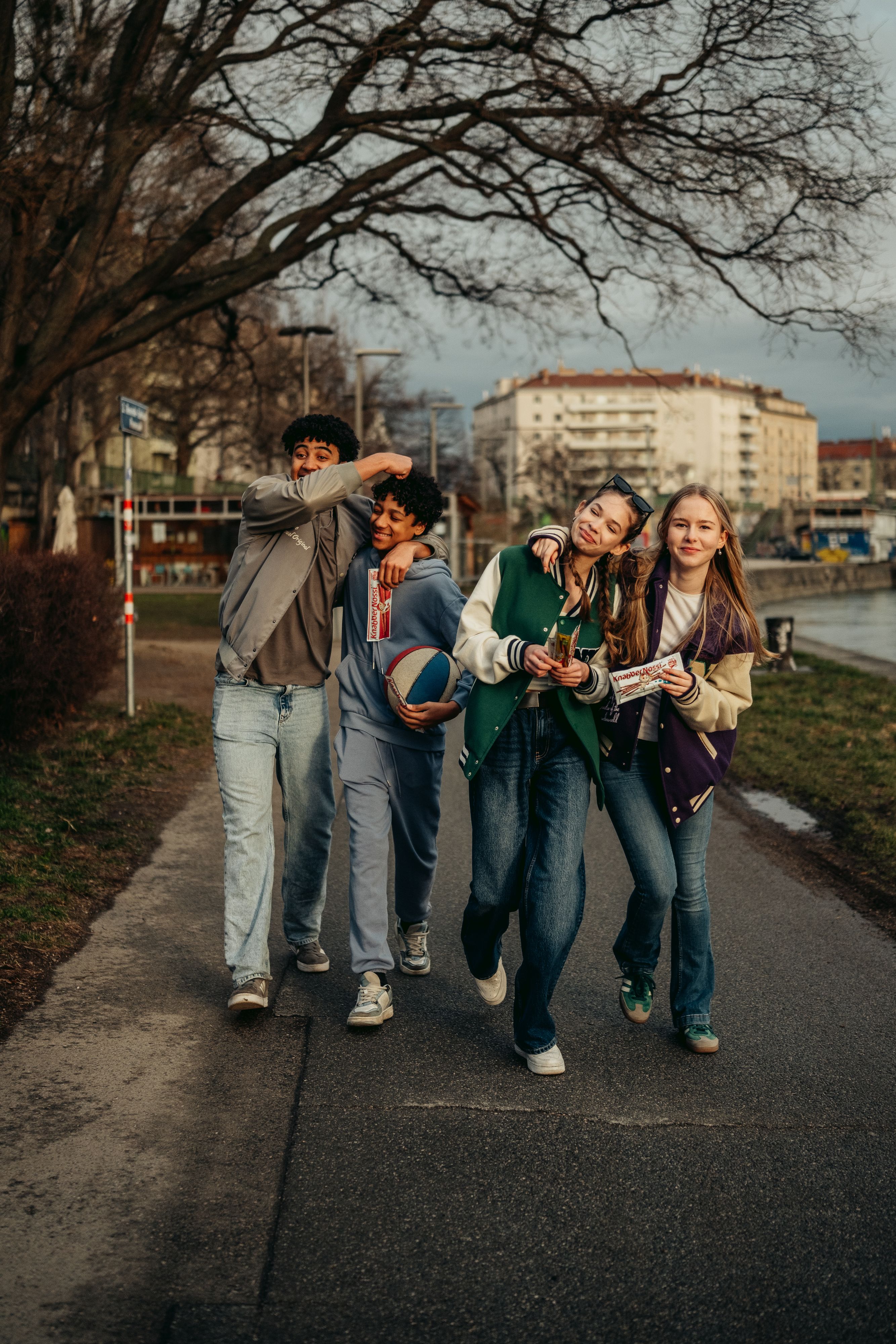 Der fein-milde KnabberNossi Salami Wrap Snack kann ganz einfach überall und jederzeit genossen werden.
