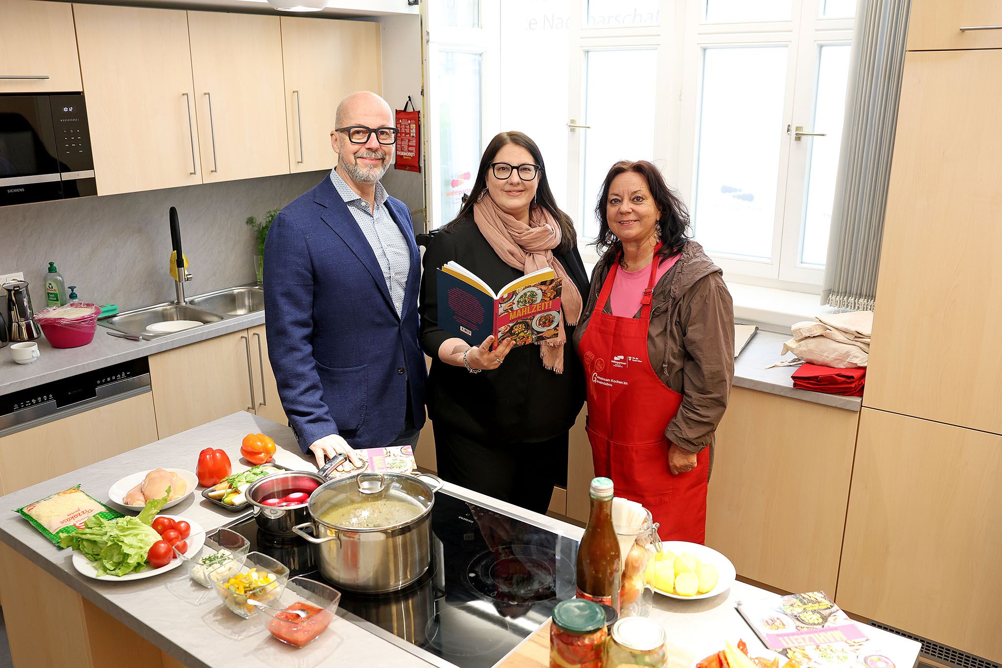 Vizebürgermeisterin und Wohnbaustadträtin Kathrin Gaál präsentierte mit Josef Cser (Wohnservice Wien) und Claudia Huemer das neue Gemeindebau-Kochbuch 