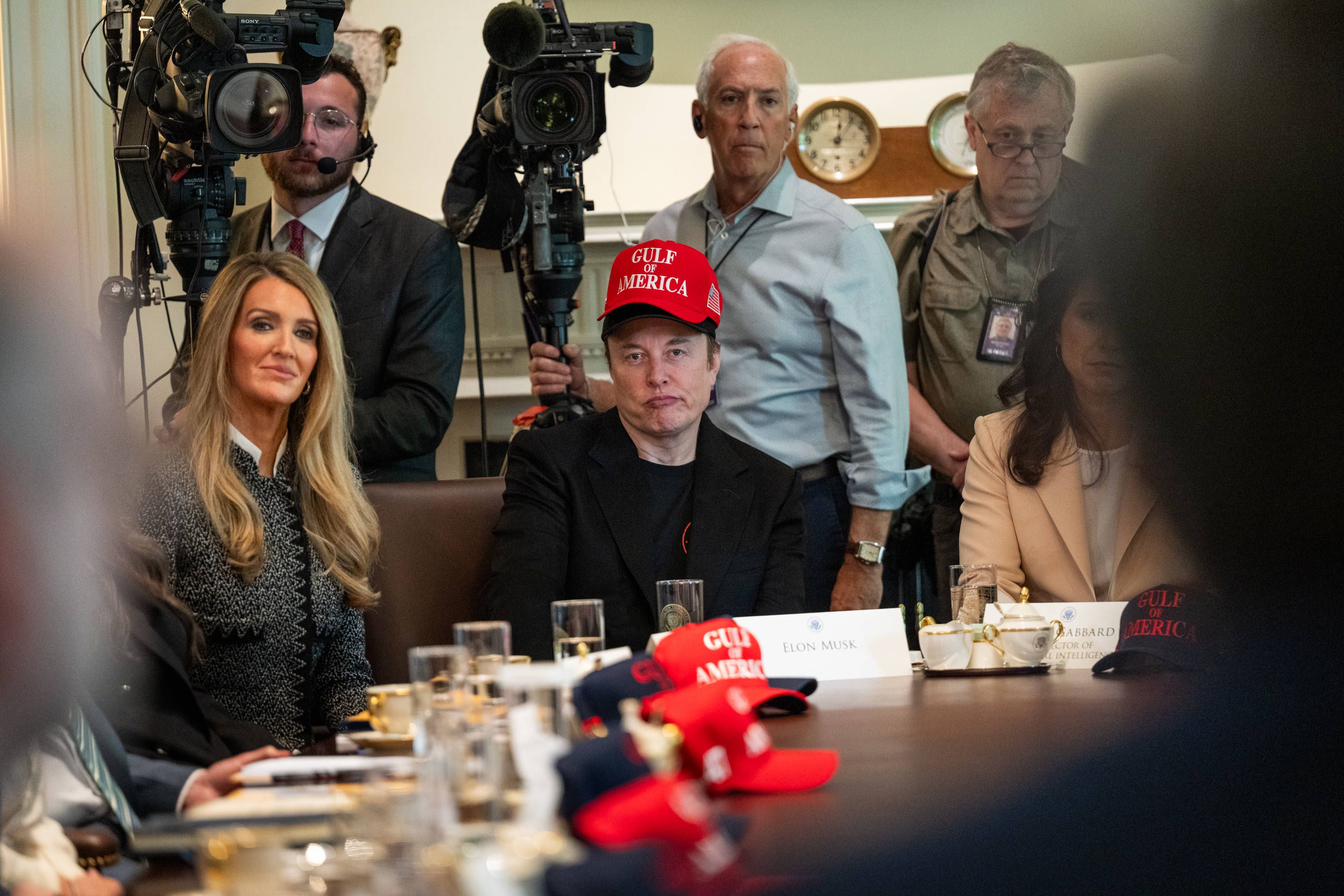 Elon Musk mit MAGA-Kapperl bei einer Kabinettssitzung in Washington am 30. April 2025.