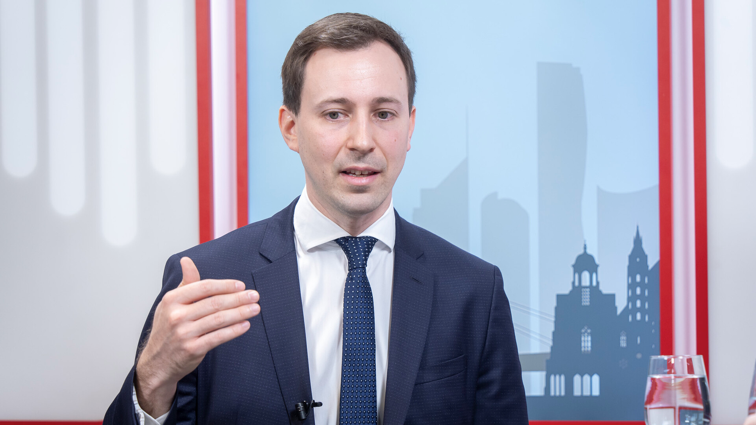 ÖVP Generalsekretär Nico Marchetti kündigt ein verpflichtendes Integrationsprogramm an.