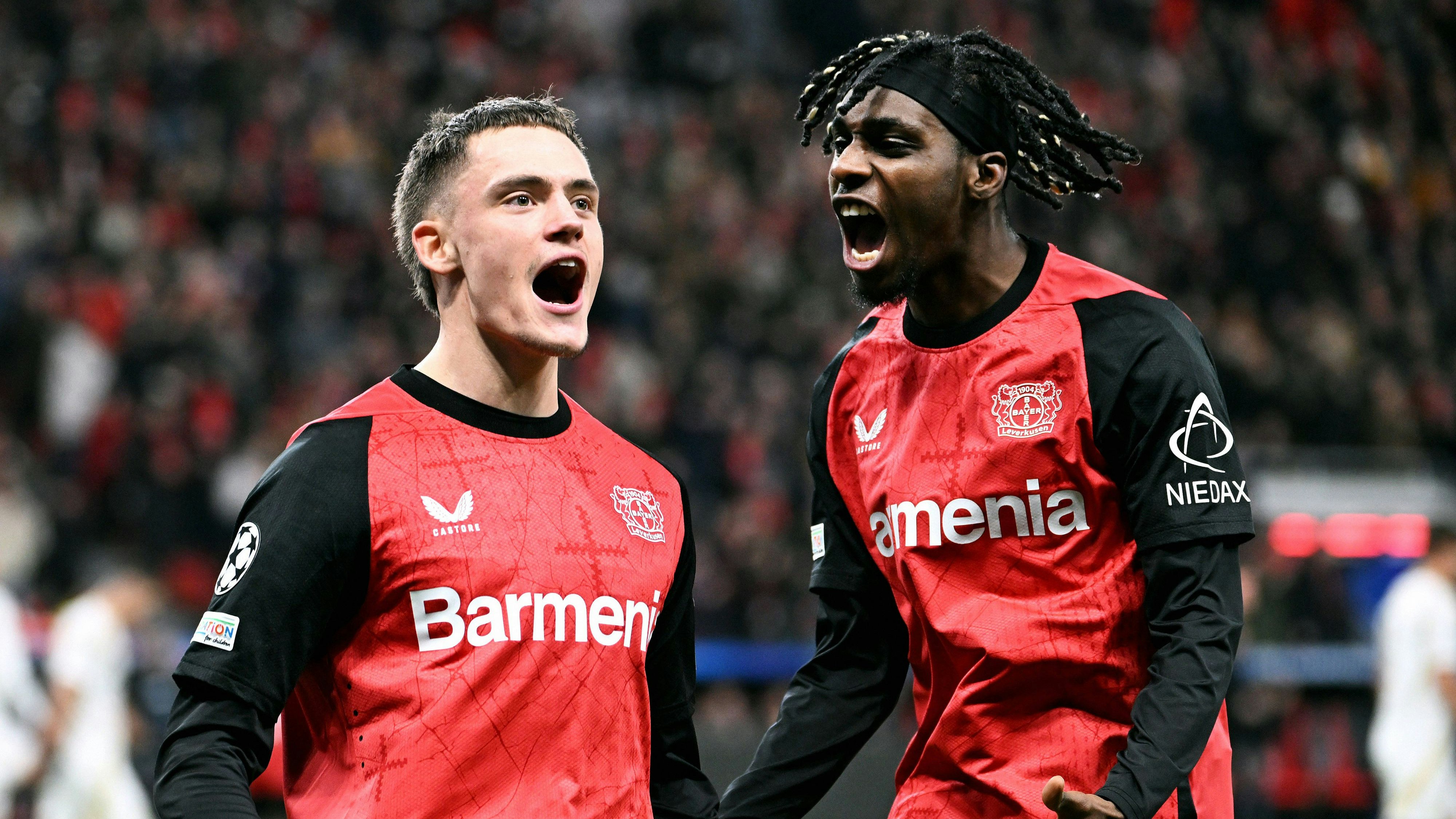 Fussball, Champions League, Deutschland, Herren, Saison 2024/2025, 8. Spieltag, BayArena Leverkusen: Bayer Leverkusen - Sparta Prag 2:0 Jubel Florian Wirtz LEV nach seinem Tor zum 1:0, zusammen mit Jeremie Frimpong LEV. Jubel, Freude, Aktion. *** Football, Champions League, Germany, Men, Season 2024 2025, Matchday 8, BayArena Leverkusen Bayer Leverkusen Sparta Prague 2 0 Celebration Florian Wirtz LEV after his goal for 1 0, together with Jeremie Frimpong LEV Cheering, joy, action