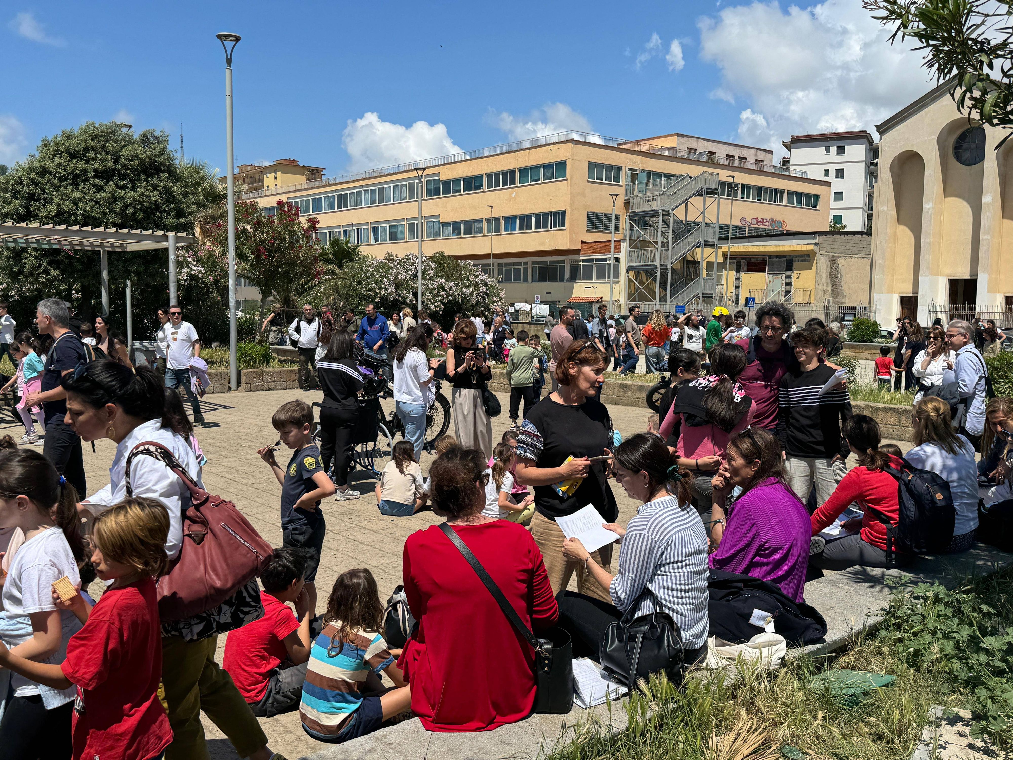 Zahlreiche Menschen liefen aus ihren Häusern auf die Straße.