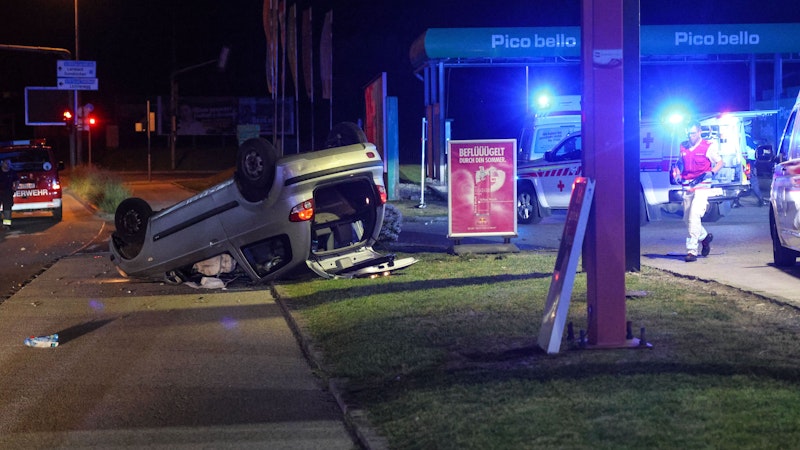 Zwei Schwerverletzte hat am späten Montagabend ein schwerer Verkehrsunfall auf der B1 Wiener Straße in Wels -Lichtenegg gefordert. Ein Auto hat sich dabei überschlagen.