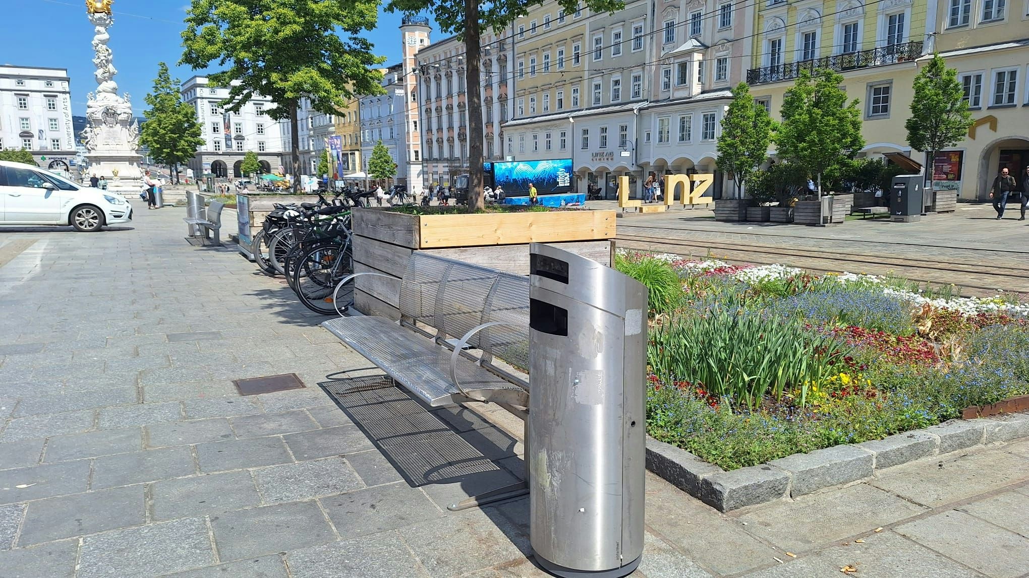 Noch wurden die Pfandringe nicht an allen Mülleimern am Hauptplatz installiert.