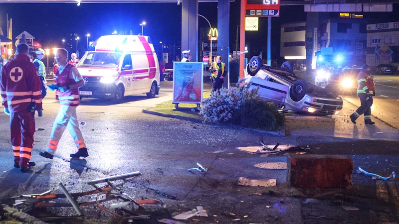 Zwei Schwerverletzte hat am späten Montagabend ein schwerer Verkehrsunfall auf der B1 Wiener Straße in Wels -Lichtenegg gefordert. Ein Auto hat sich dabei überschlagen.